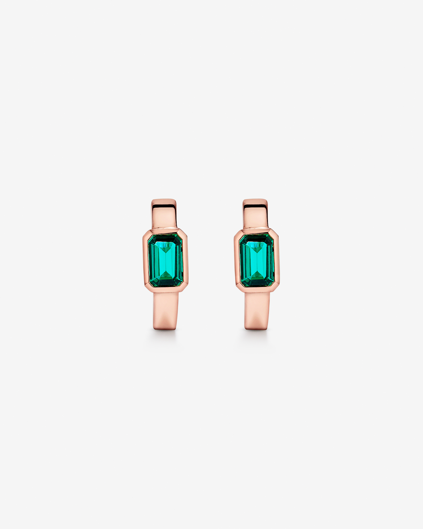 Création de boucles d’oreilles Huggie en lunette émeraude en or rose 10 carats