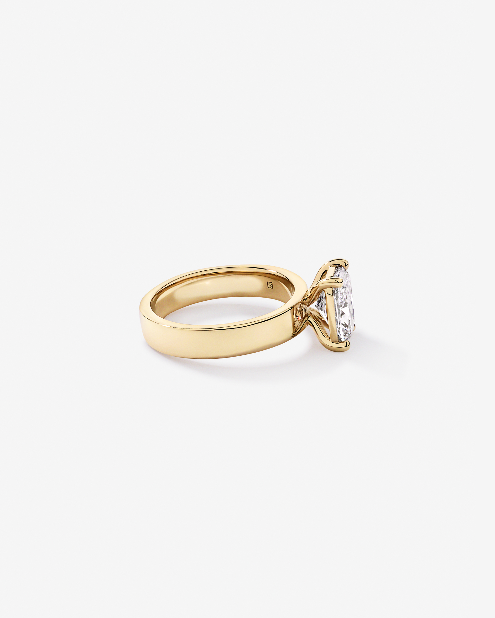Bague solitaire en or jaune 14 carats sertie d'un diamant de laboratoire taille coussin allongé 2,00
