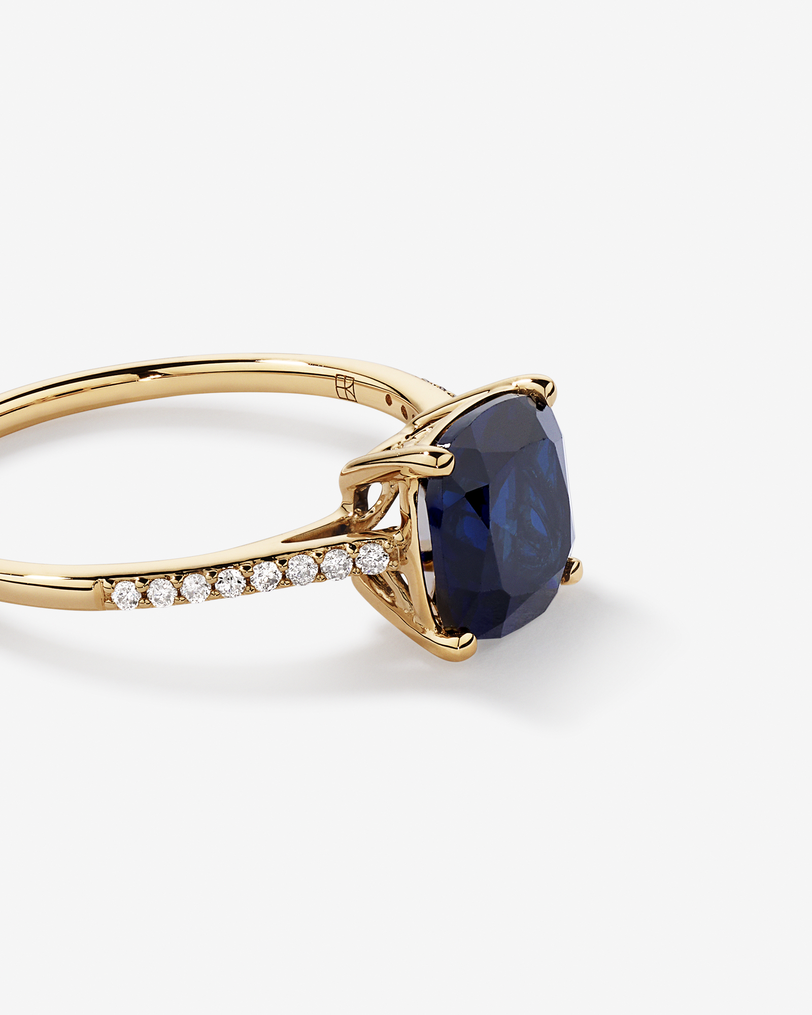 Bague Avec Pierre Précieuse Saphir Créée Bleue De Taille Coussin Et Diamants En Or Jaune 10Ct