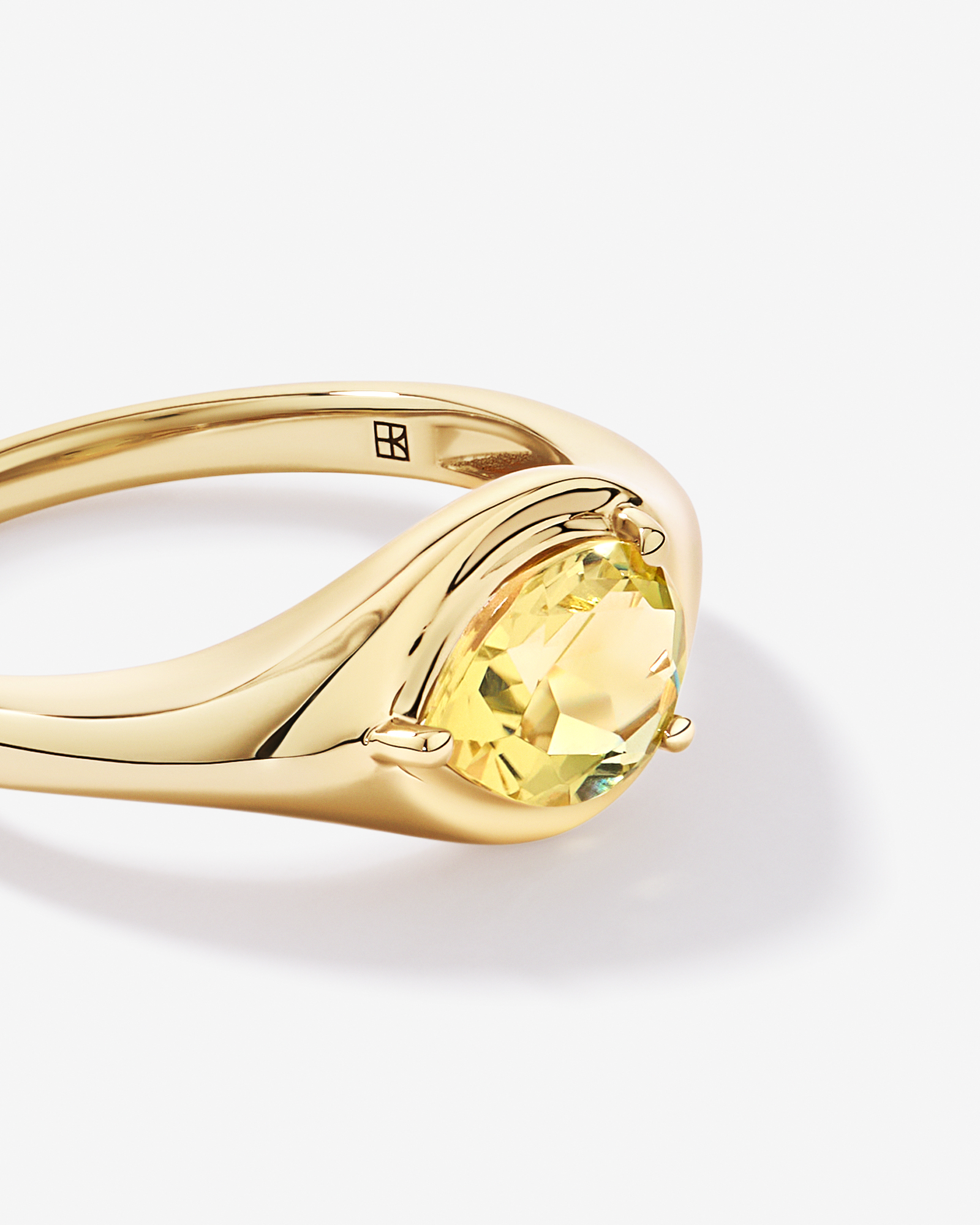 Anneau serti en quartz citron taillé poire d’est ouest or jaune 10 carats
