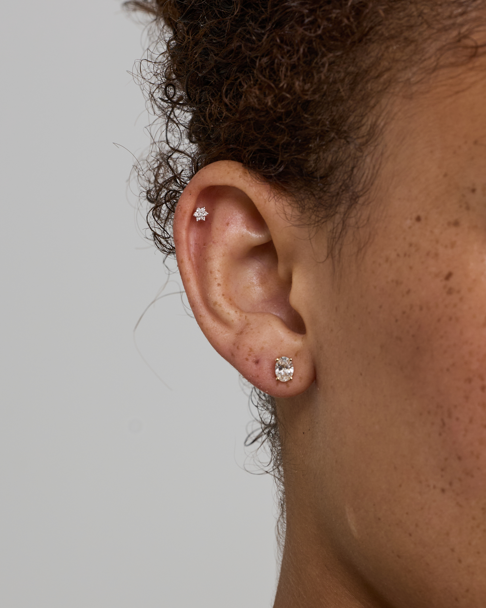 Boucle d’oreille Helix Diamond Flower Flat Back en or jaune 10 carats