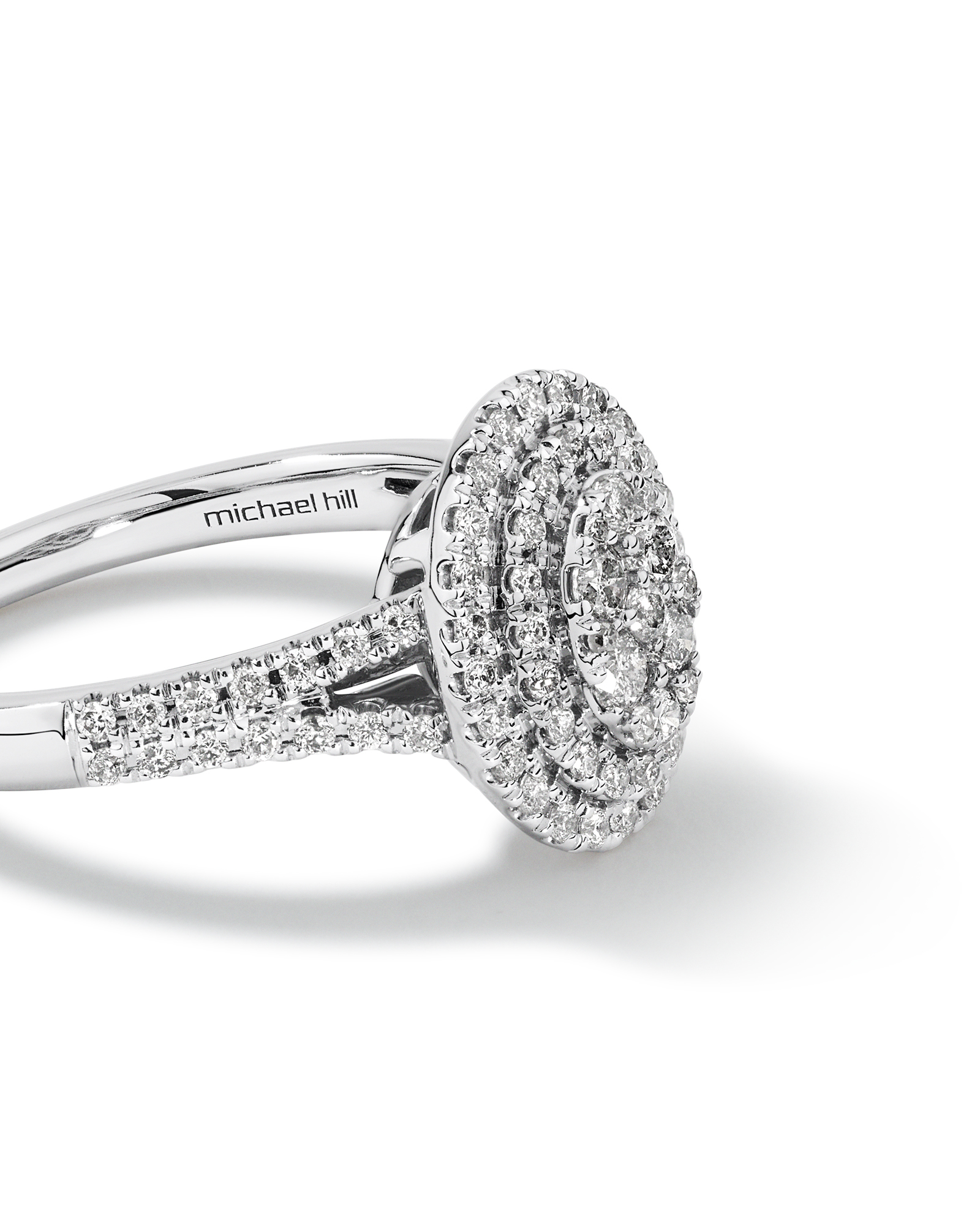 Bague halo de diamants ovales de 0,65 carat en or blanc 10 kt