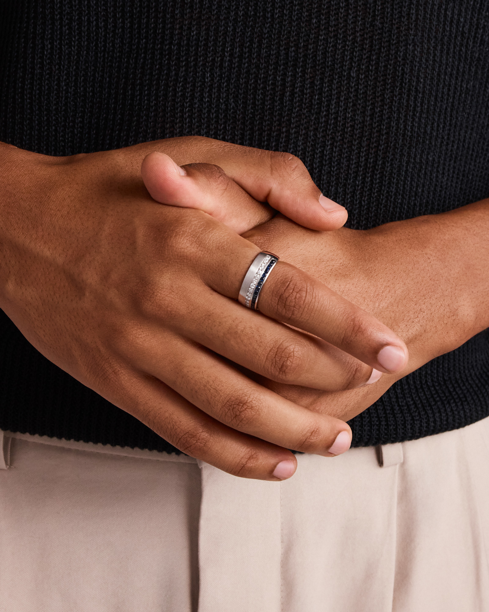 Bague pour homme en or blanc 10 carats avec diamants TW et saphir bleu de 0,46 carat