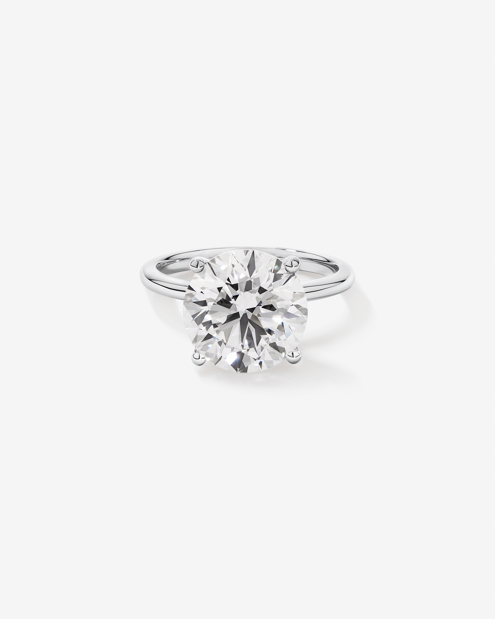 Bague de fiançailles solitaire en platine, sertie d'un diamant rond brillant 6,00 carats (poids total) synthèse