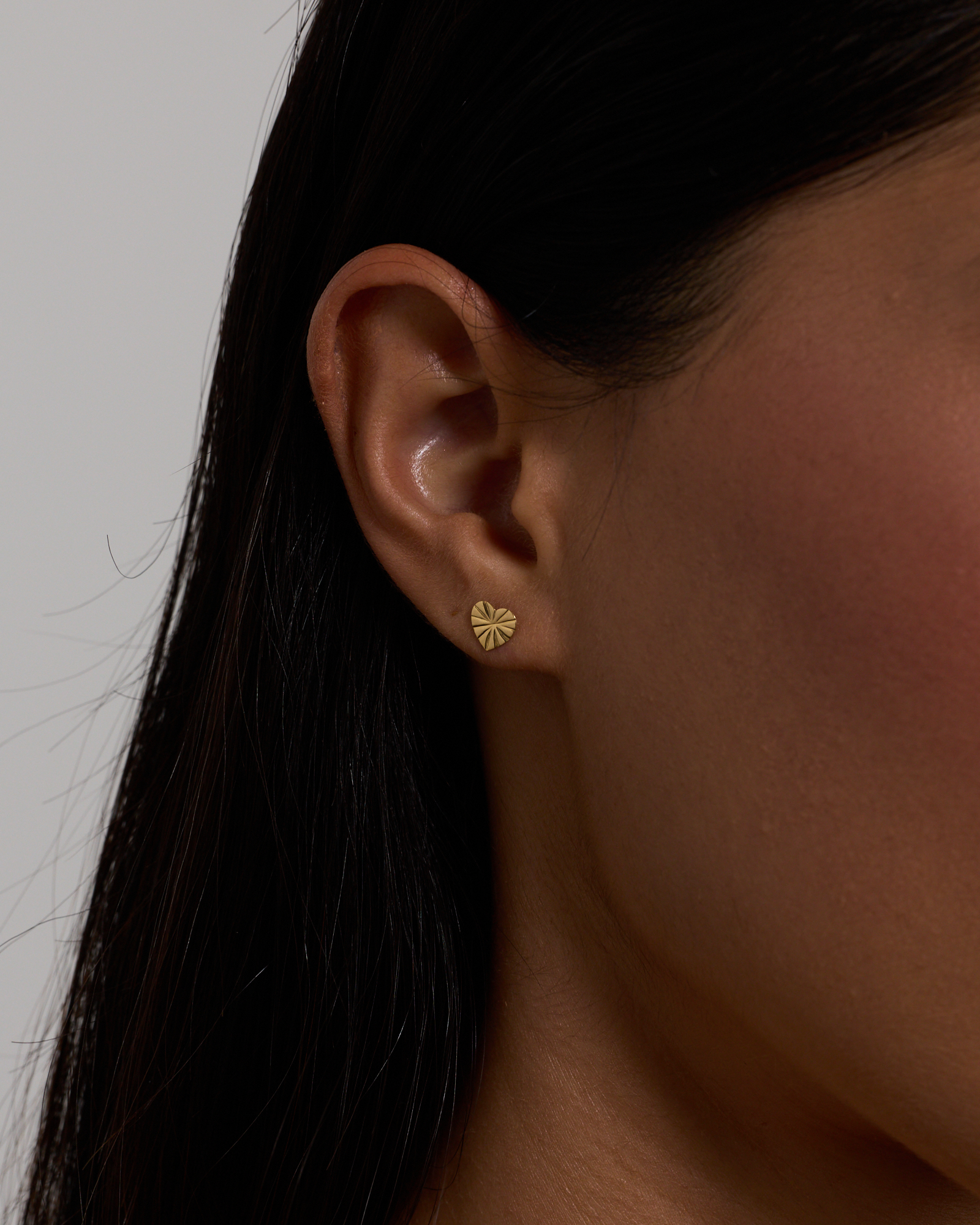 Boucles d’oreilles bouton cœur texturées en vermeil 18 ct