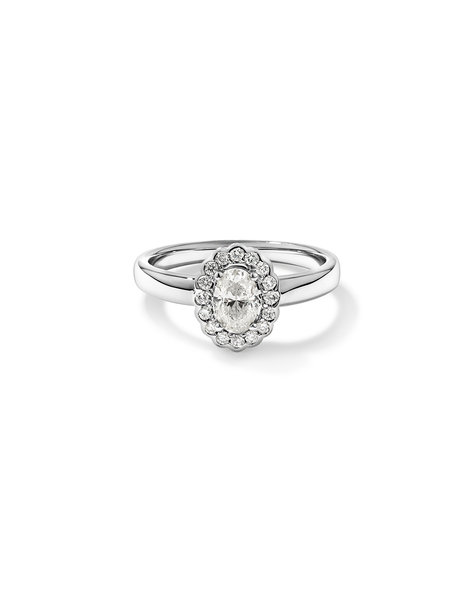 Bague en or blanc 14 carats avec diamant ovale (0,60 carat au total) et entourage floral