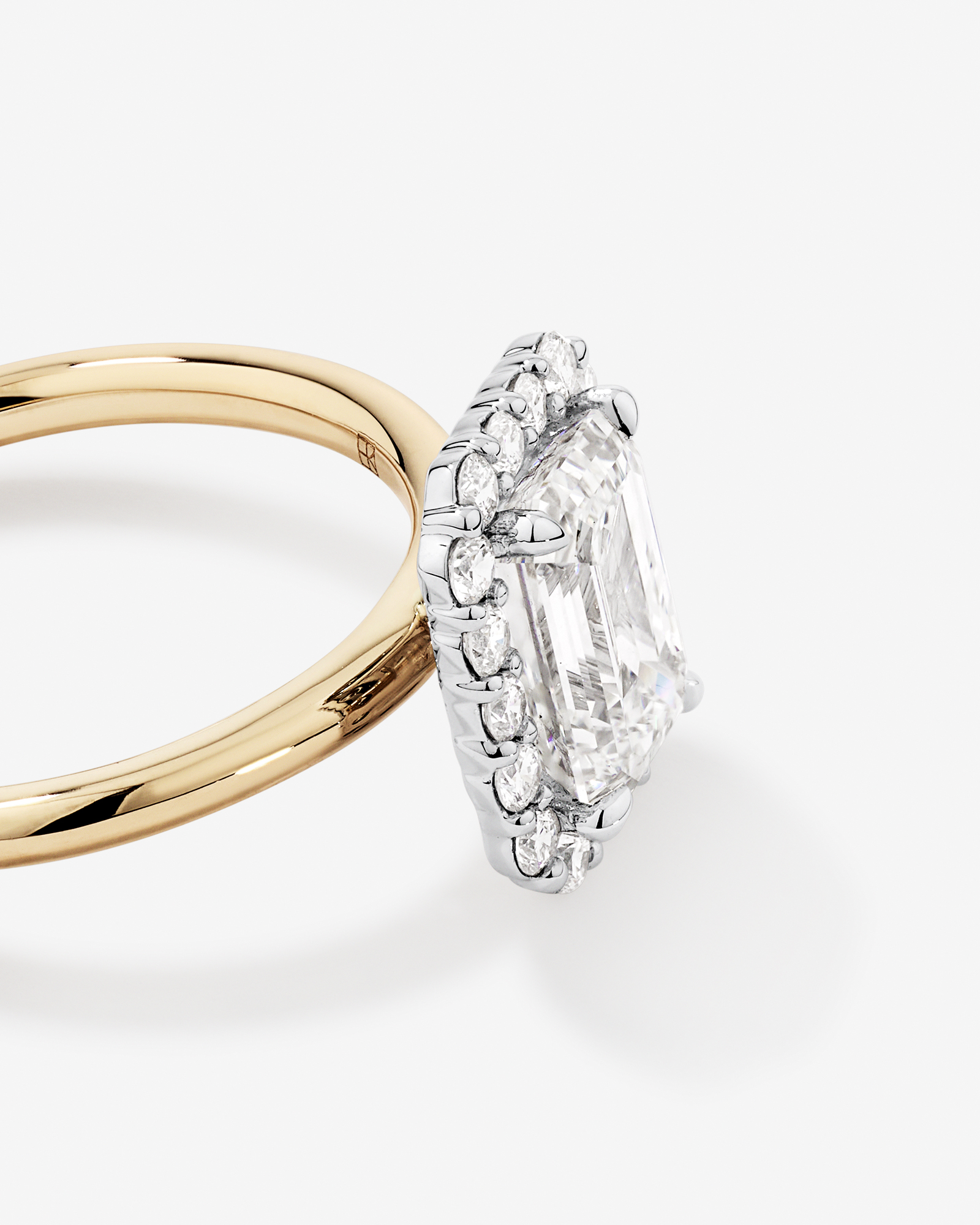 Bague De Fiançailles Halo En Diamant De Laboratoire Taille Émeraude De 2,34 Carats Poids Total En Or Jaune Et Blanc 14 Carats