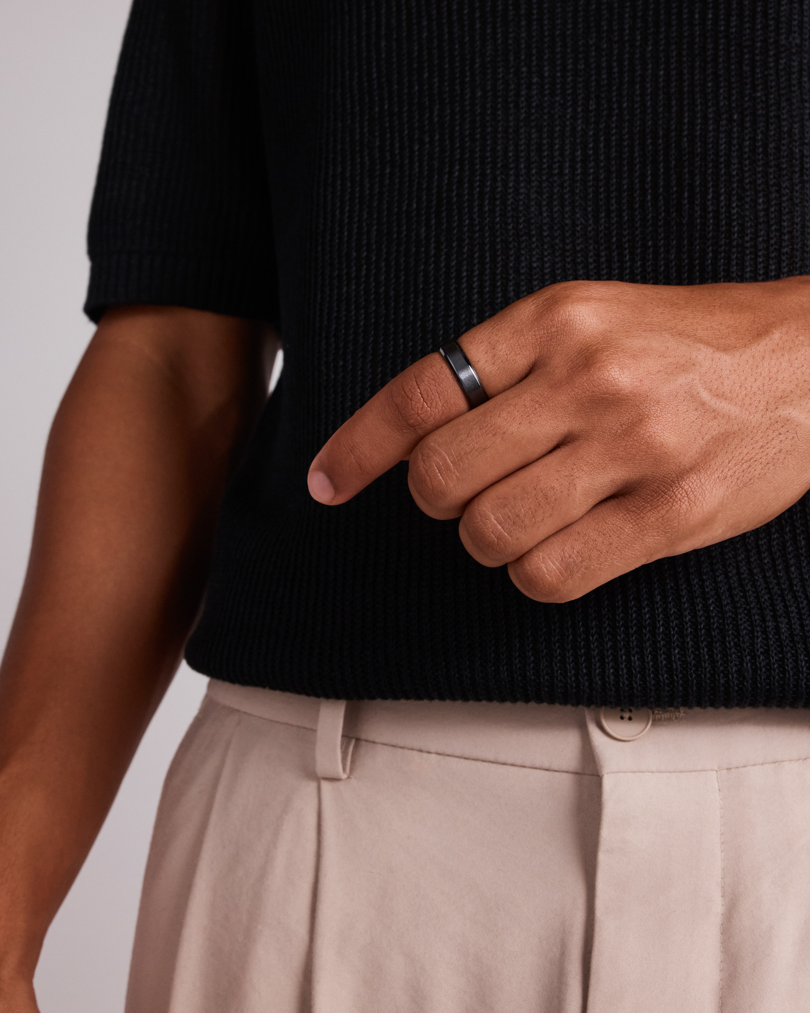Bague de mariage en titane noir brossé à bords biseautés de 6 mm