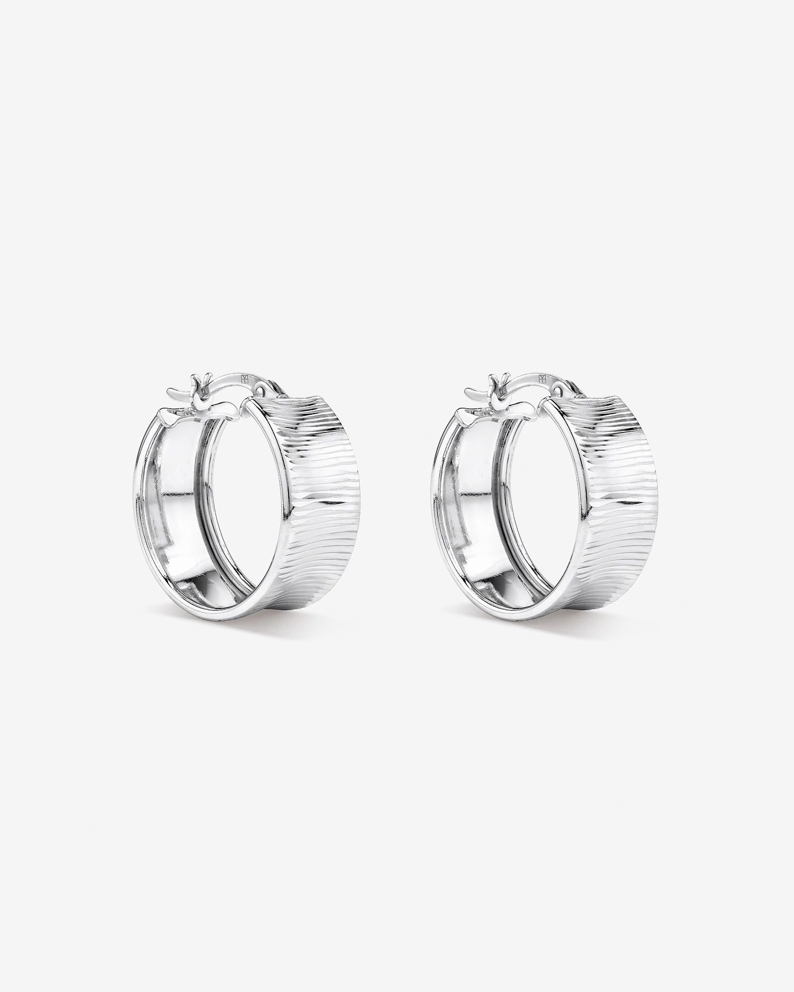 Boucles d'oreilles huggies créoles évasées à nervures de 8 mm en argent sterling