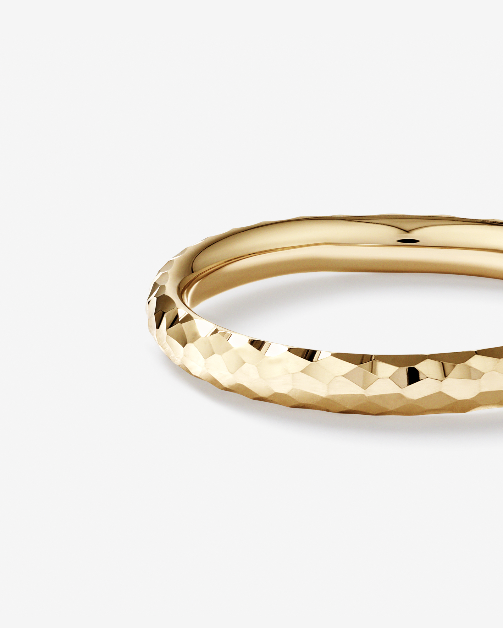 Bague à finition martelée en or jaune 10 kt