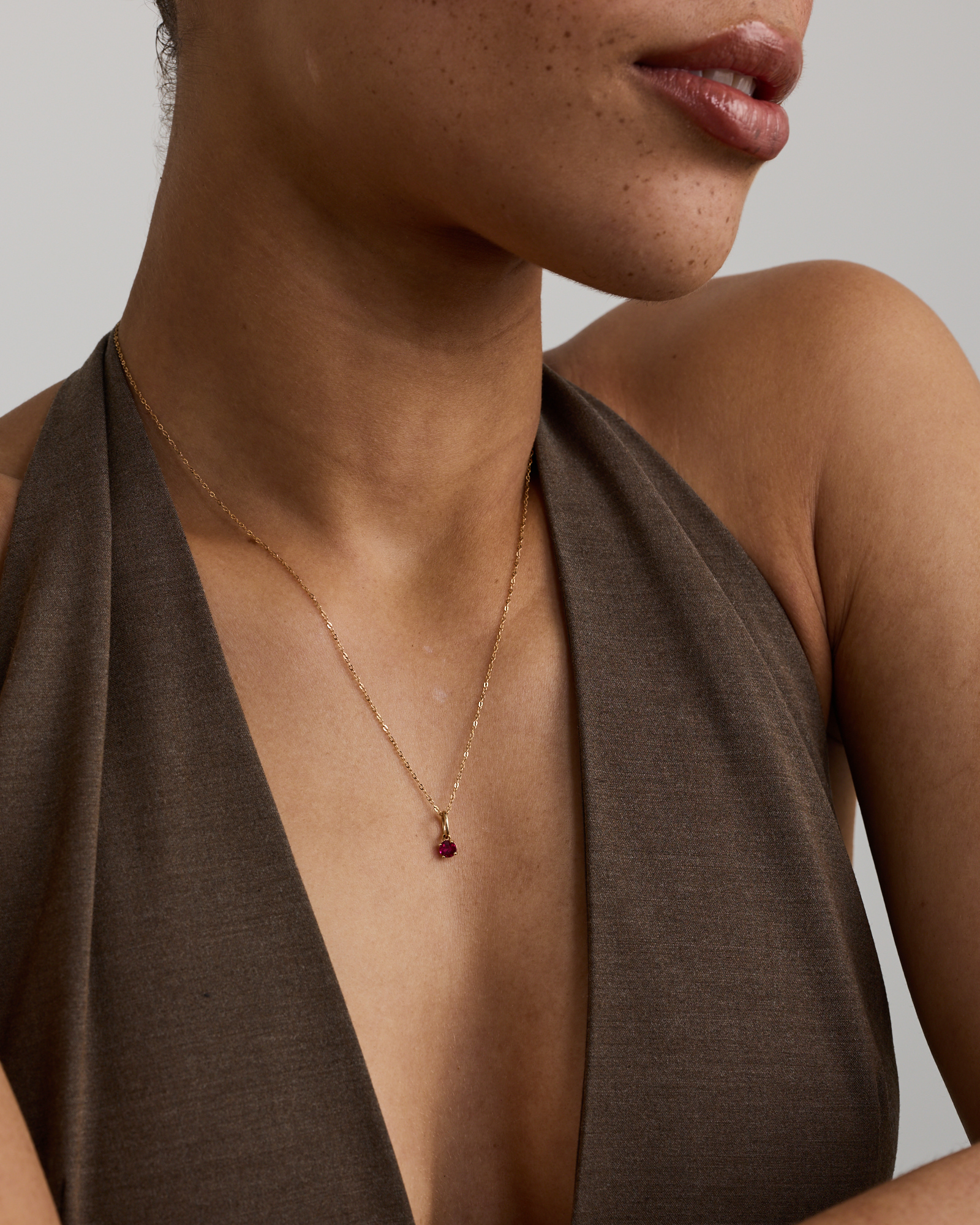 Pendentif en Or Jaune 10kt avec Rubis Rouge Créé en Forme Ronde
