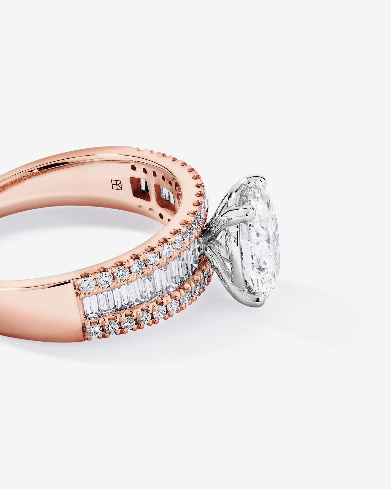 Bague en or rose et blanc 14 carats, sertie de diamants ovales baguettes synthèse d'un poids total 2,21 carats