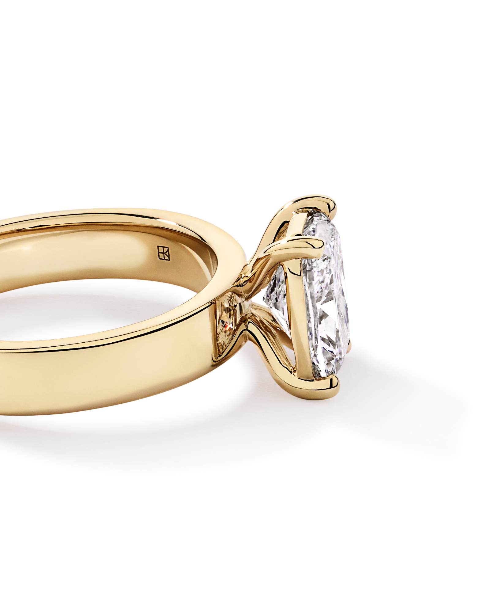 Bague solitaire en or jaune 14 carats sertie d'un diamant de laboratoire taille coussin allongé 2,00