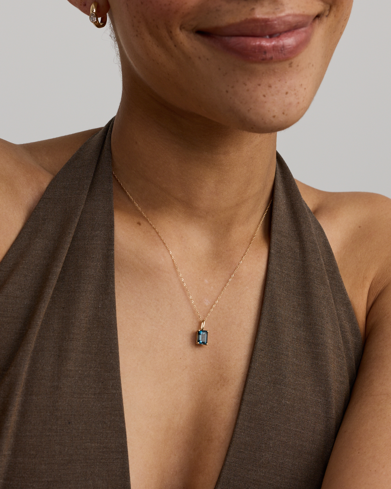 Collier Pendentif Avec Topaze Bleue De Londres Taille Émeraude En Or Jaune 10 Ct