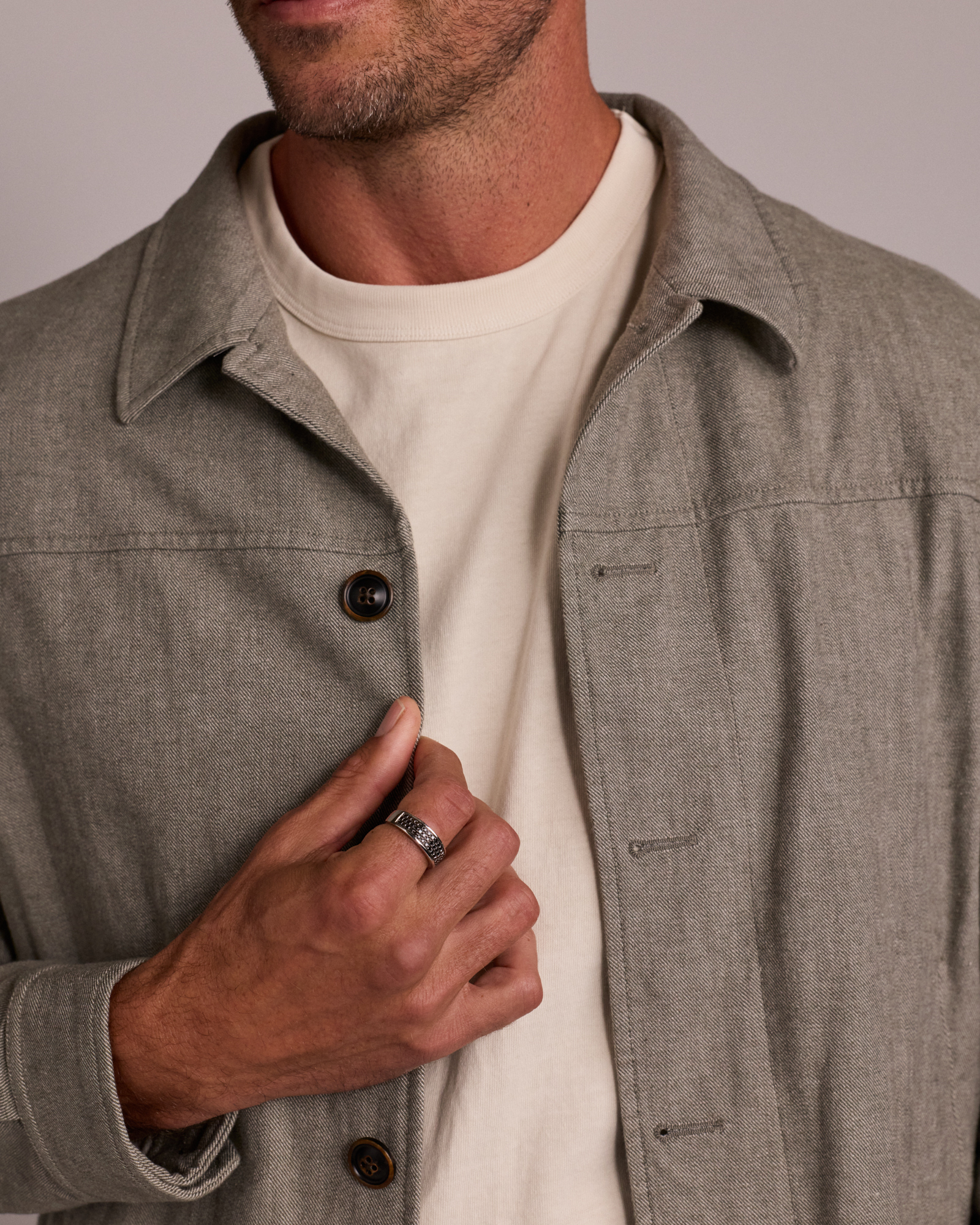 Bague en or blanc 10 K à pavé de diamants noirs totalisant 1 ct