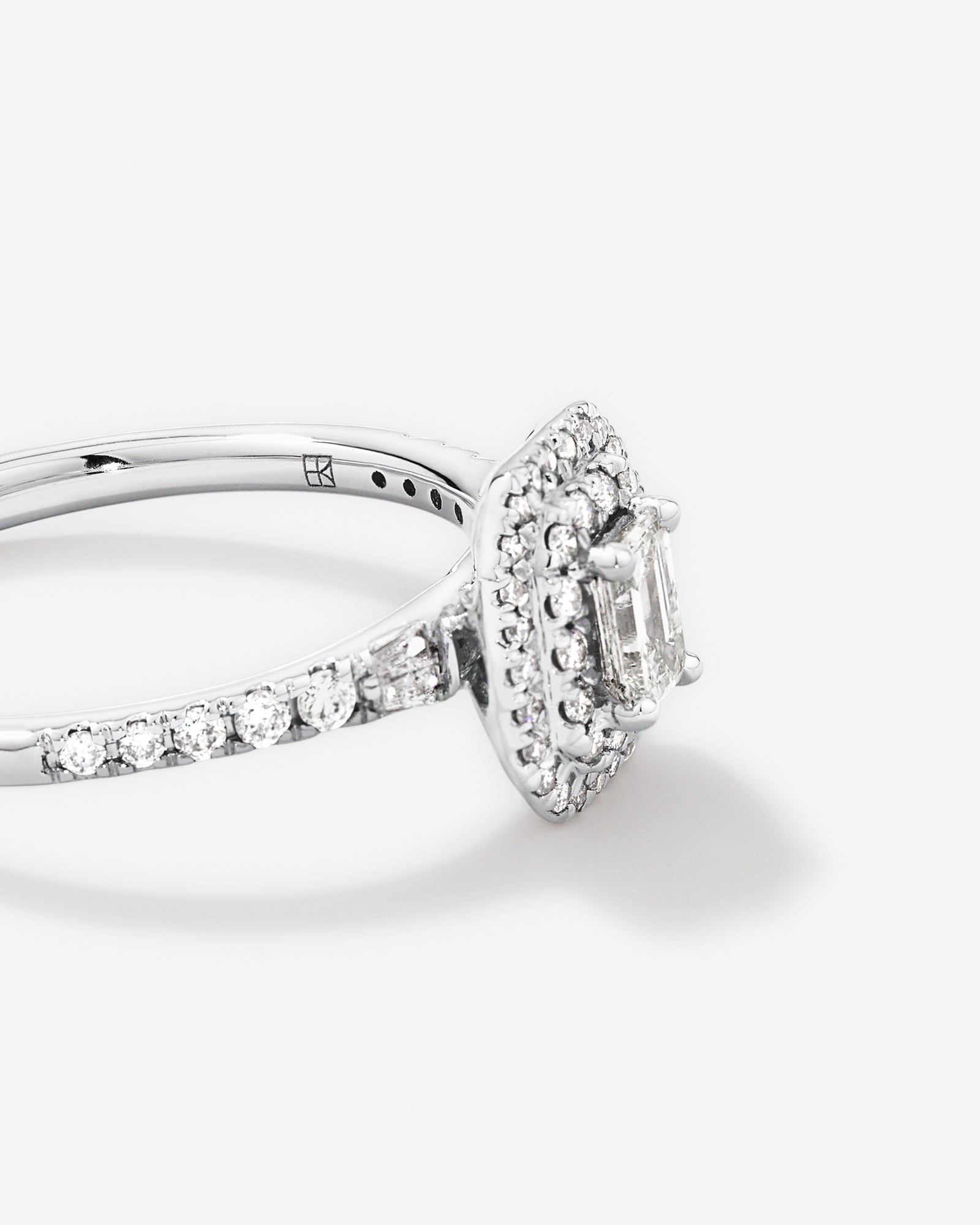 0,55 carat TW bague de fiançailles halo avec diamant taille émeraude et accents latéraux baguette en or blanc 14 carats