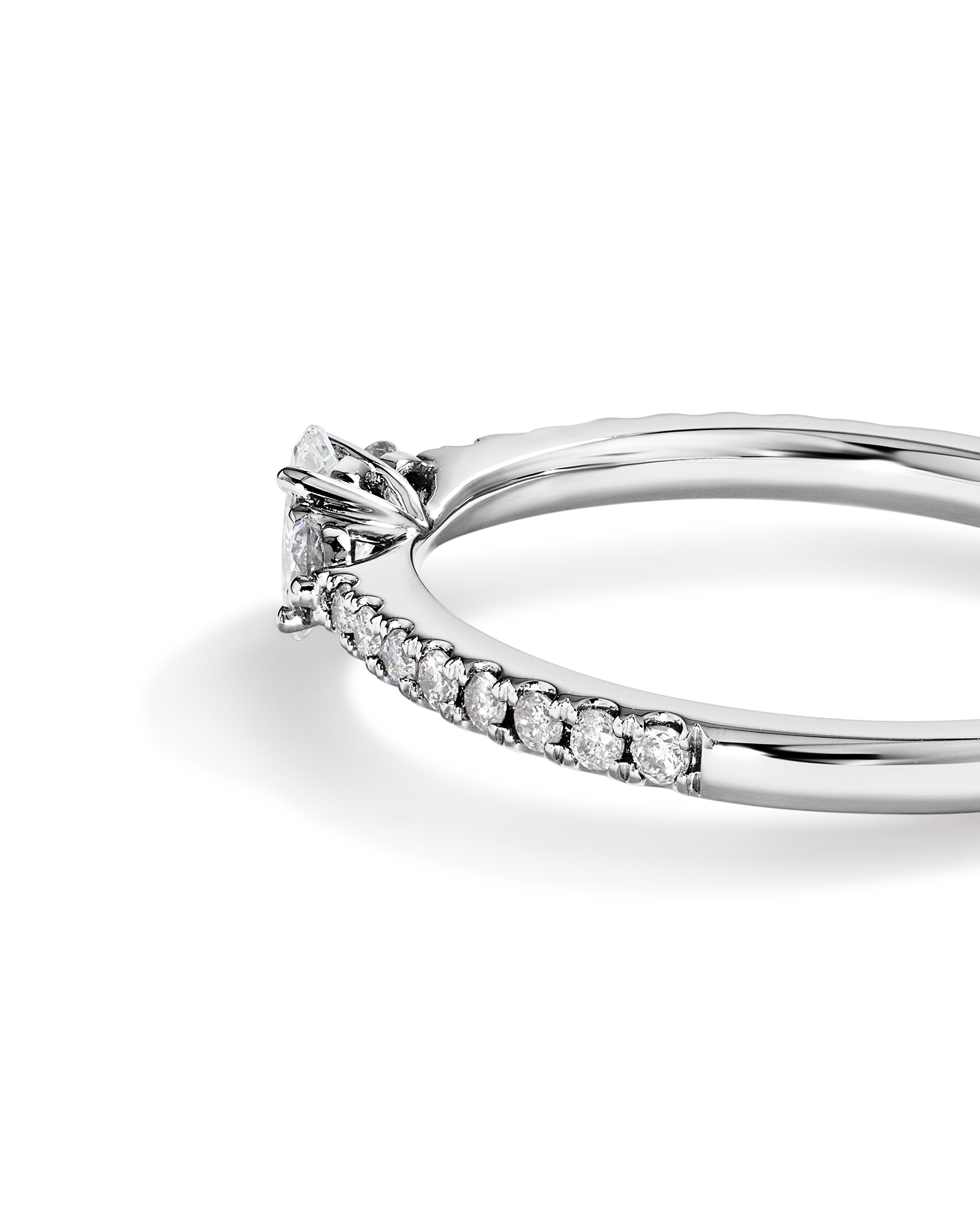 Bague de Fiançailles avec Accent Latéral Trois Pierres en Diamant Ovale et Rond Brillant 0,40 Carat TW en Or Blanc 14 kt