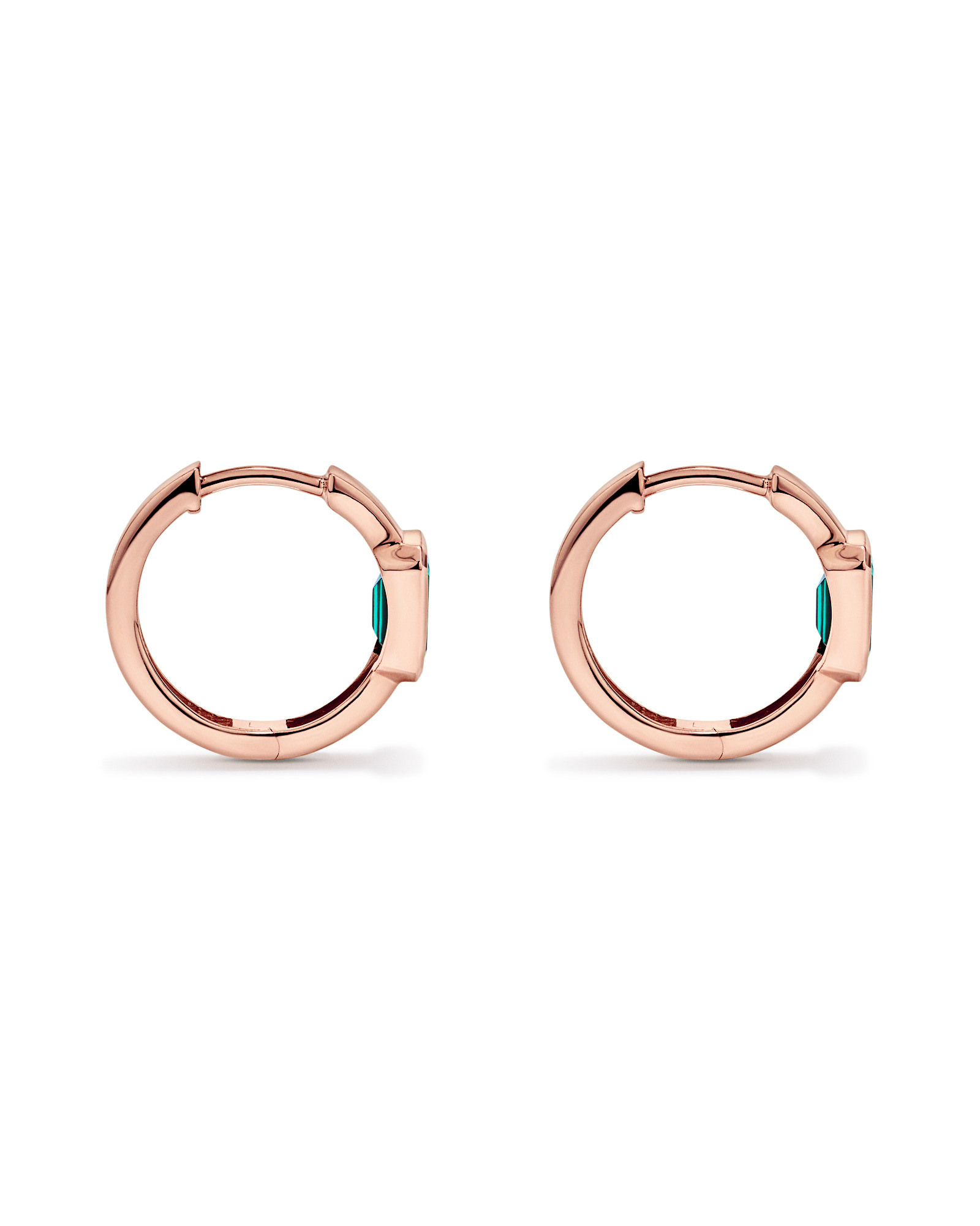 Création de boucles d’oreilles Huggie en lunette émeraude en or rose 10 carats