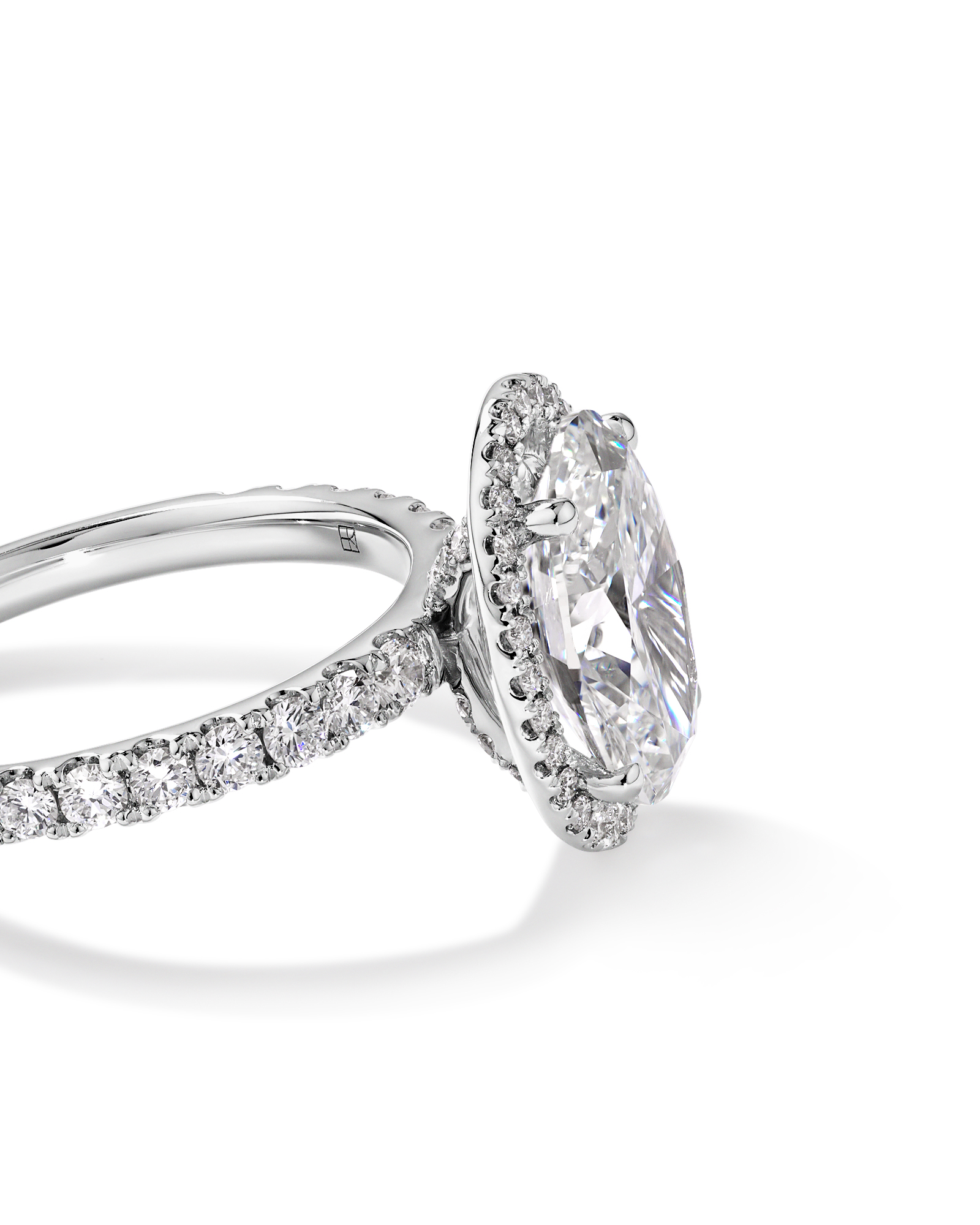 Bague de fiançailles en or blanc 18 carats avec halo diamants taille ovale 3,60