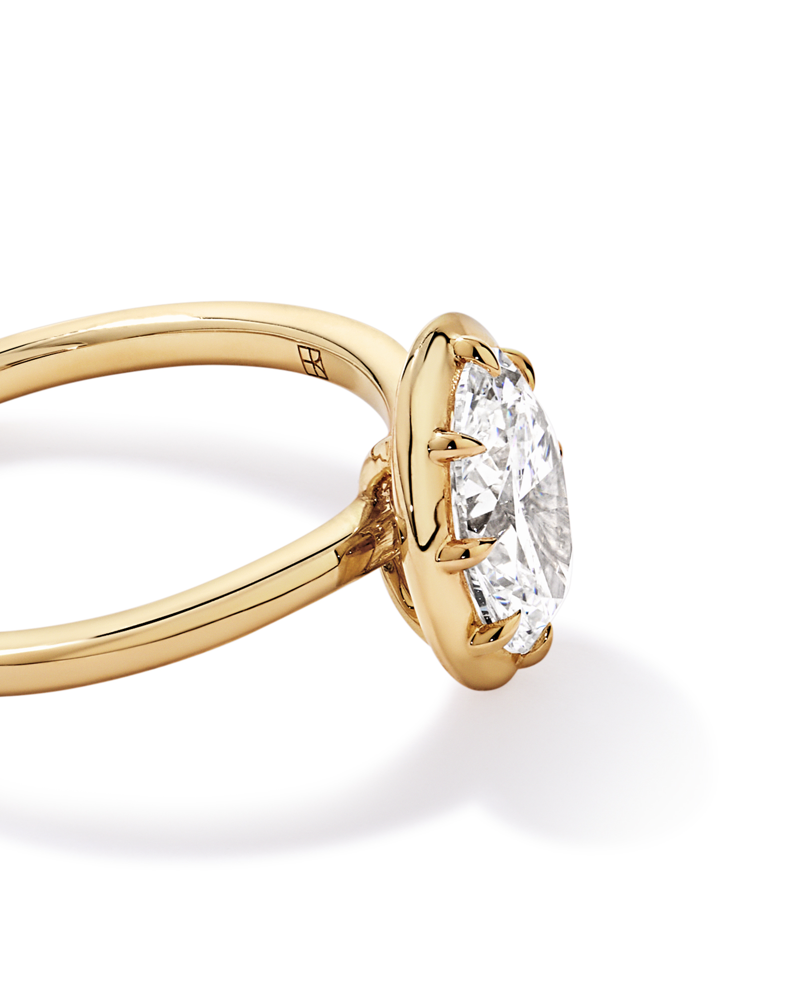 Bague solitaire en or jaune 14 carats sertie d'un diamant ovale de synthèse 1,50 carat