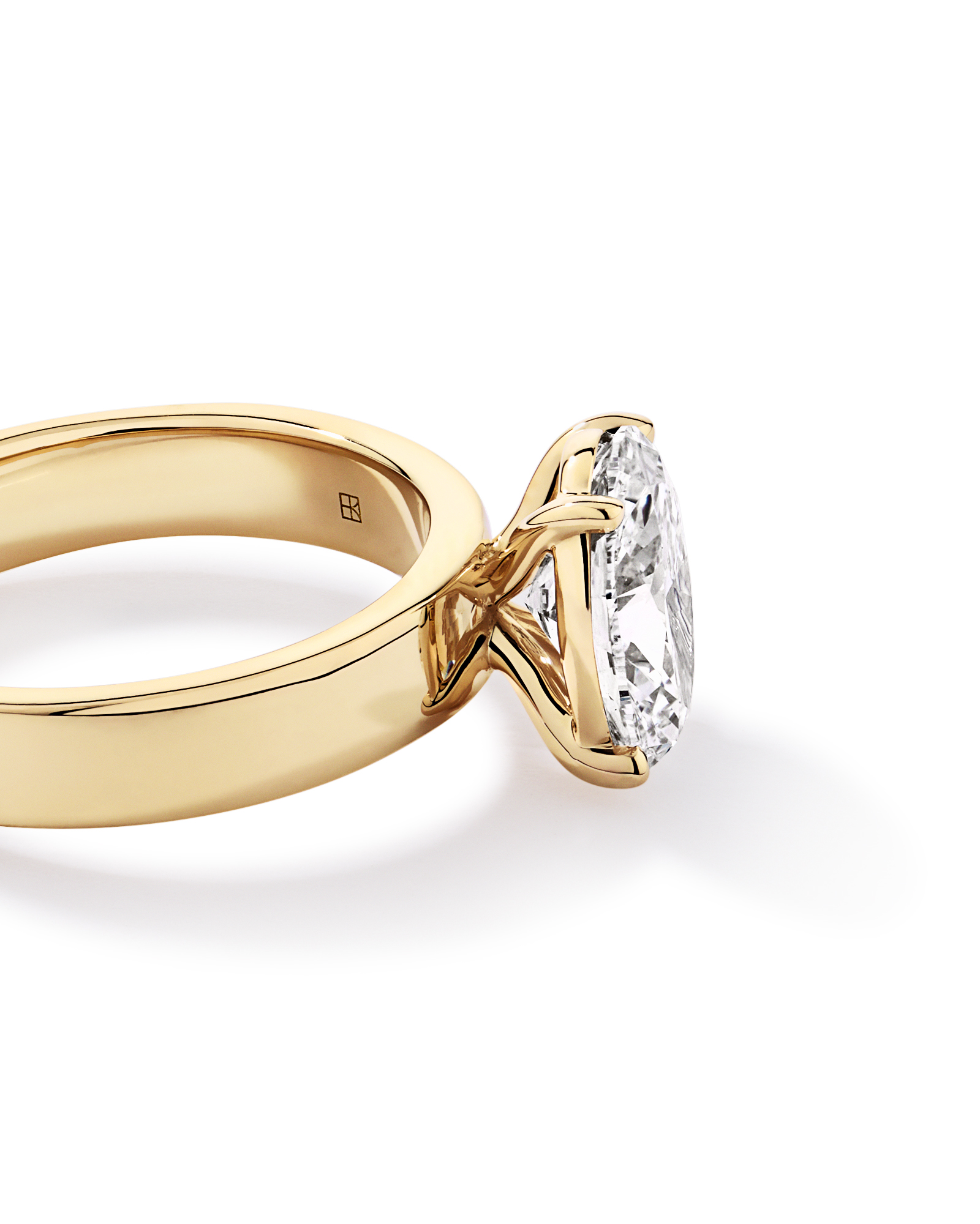 2.00TW Oval Laboratory-Grown Diamond Solitaire Ring 14kt Yellow Gold