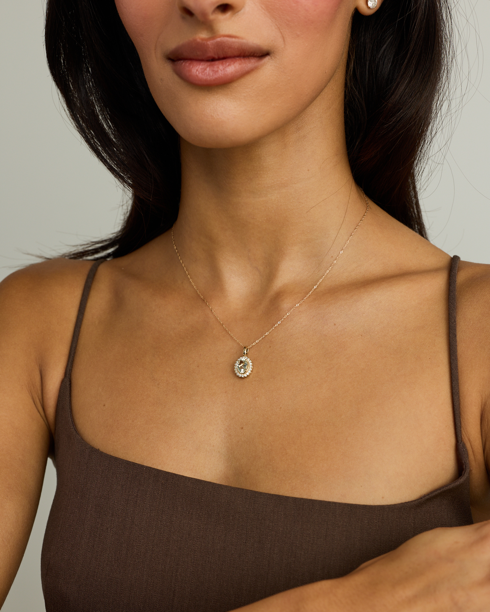 Améthyste verte & 0,20TW de pendentif halo en diamant avec chaîne en or jaune 10 carats