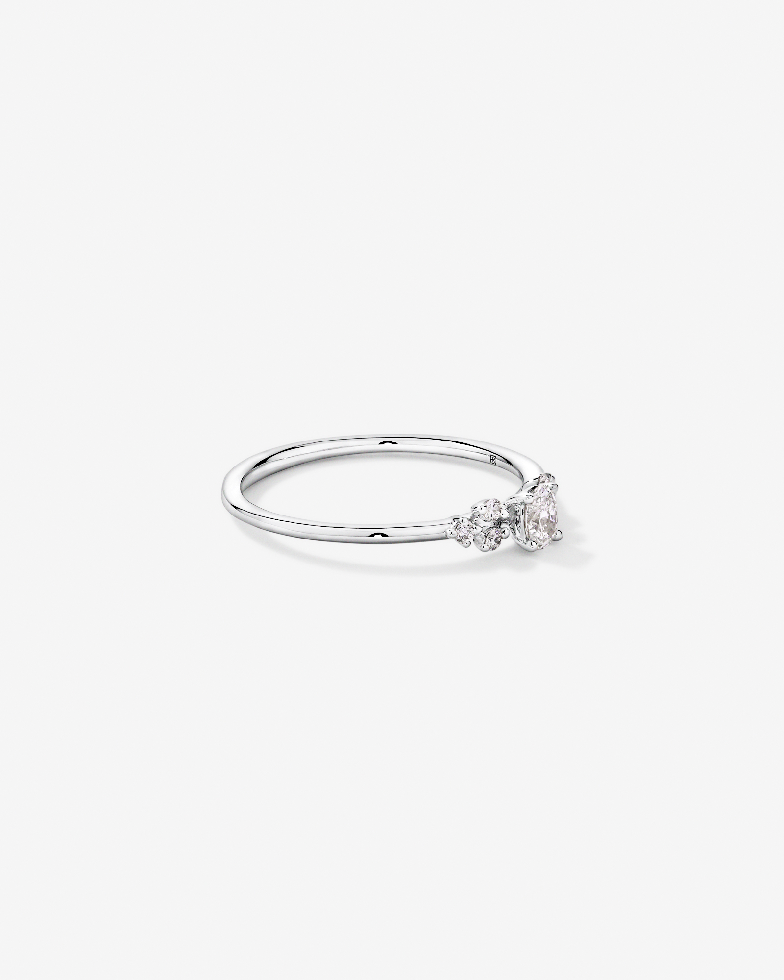 Bague de promesse en or blanc 10 carats avec diamants laboratoire taille ovale et brillant rond (poids total 0,20 carat)