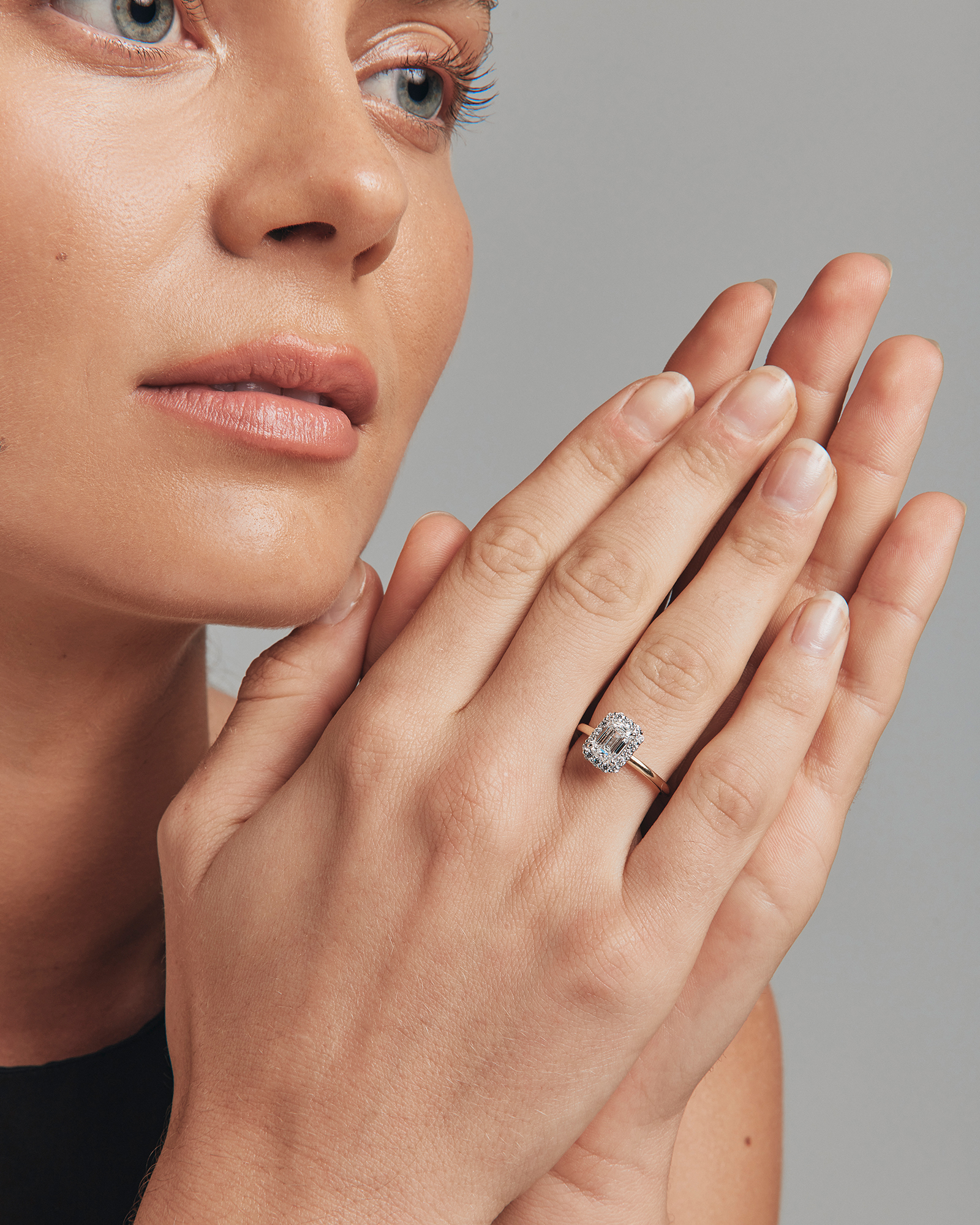 Bague De Fiançailles Halo En Diamant Laboratoire Taille Émeraude 1,46 Carat Poids Total Or Jaune Et Blanc 14 Carats