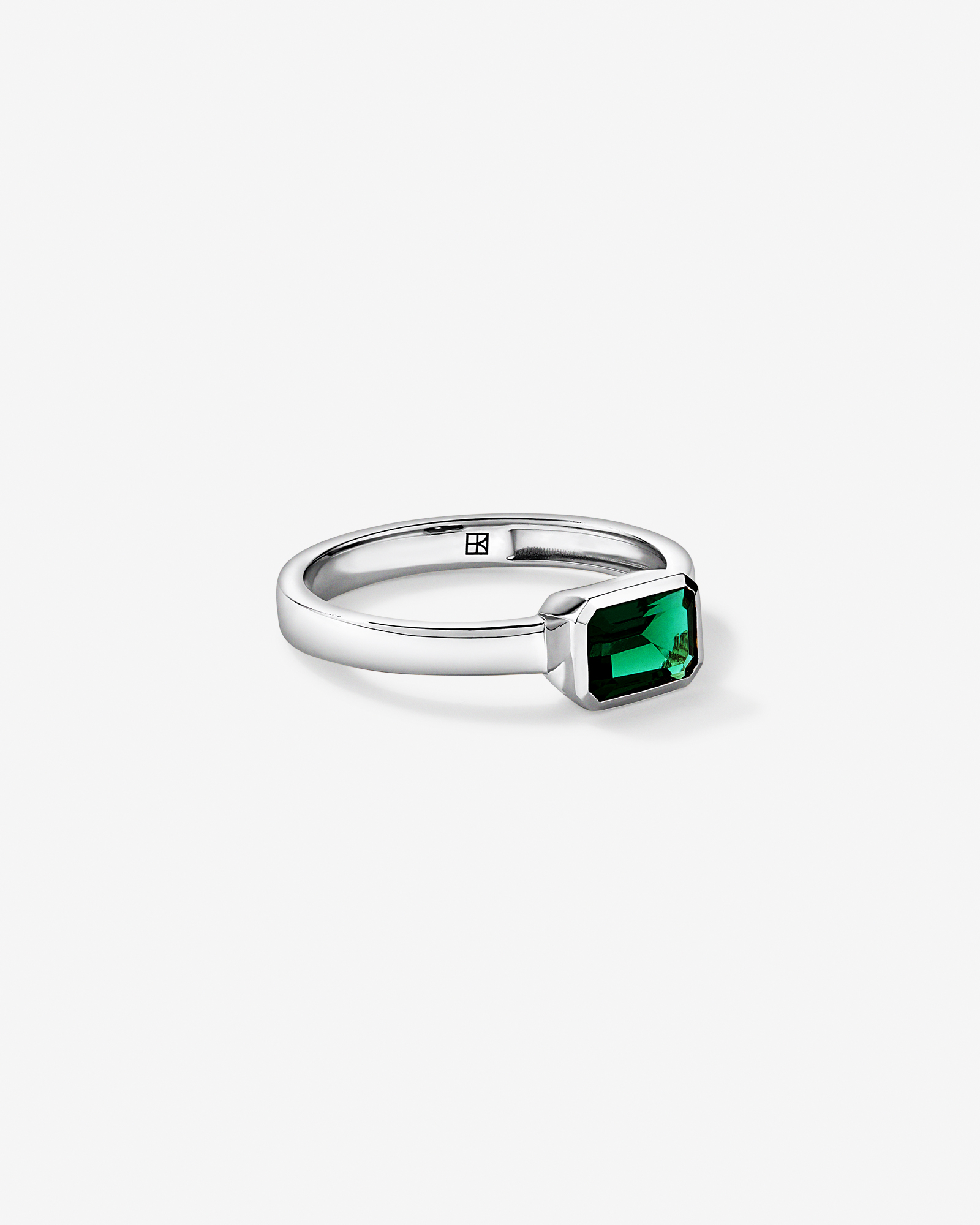 Création d’une bague en lunette émeraude or blanc 10 carats