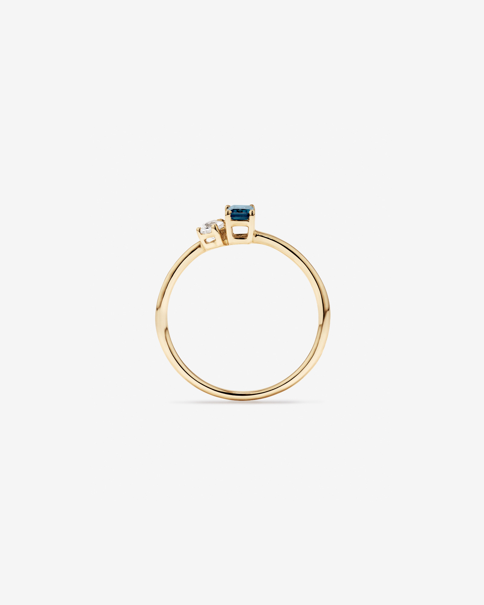 Bague avec saphir blanc taille poire et topaze bleu de Londres taille émeraude en or jaune 10 carats