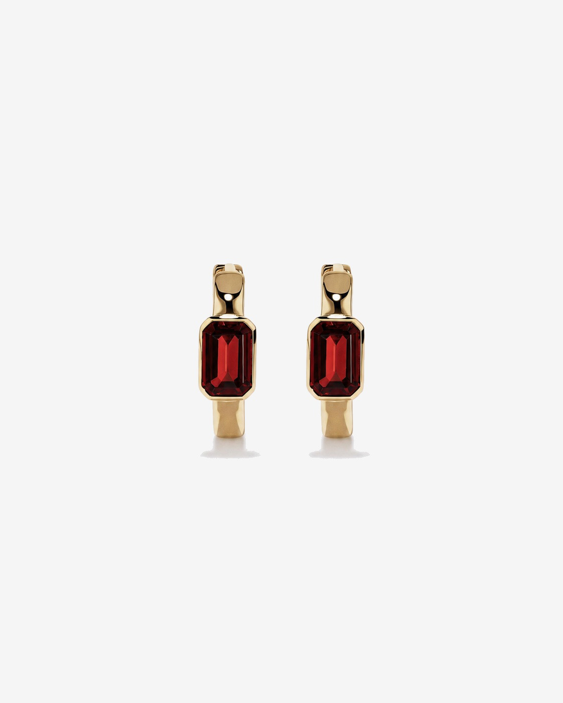 Boucles d'oreilles anneaux Grenat serties clos en or jaune 10 ct