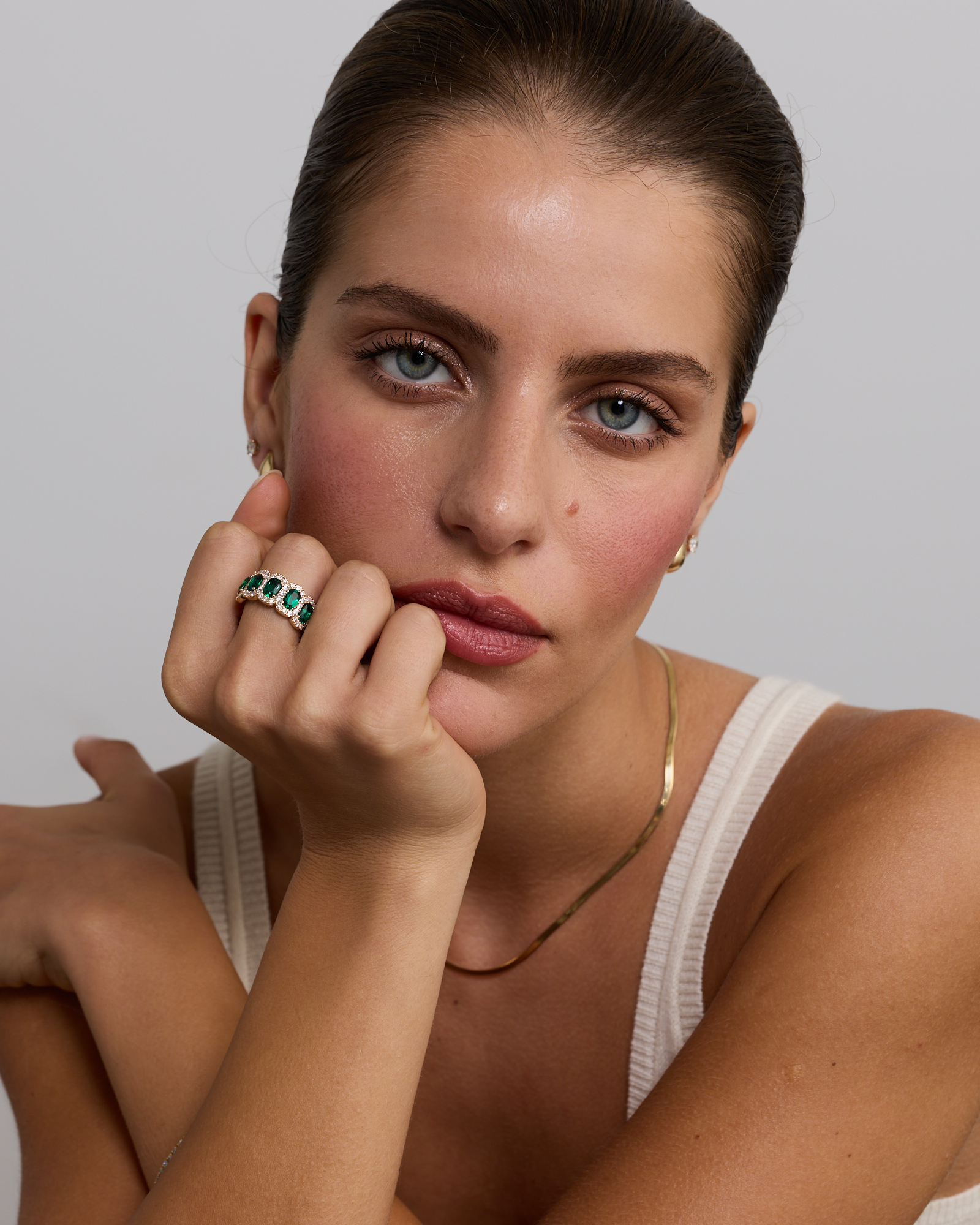 Création d’une bague en diamant émeraude et 0,90 carat TW cultivée laboratoire or jaune 10 carats