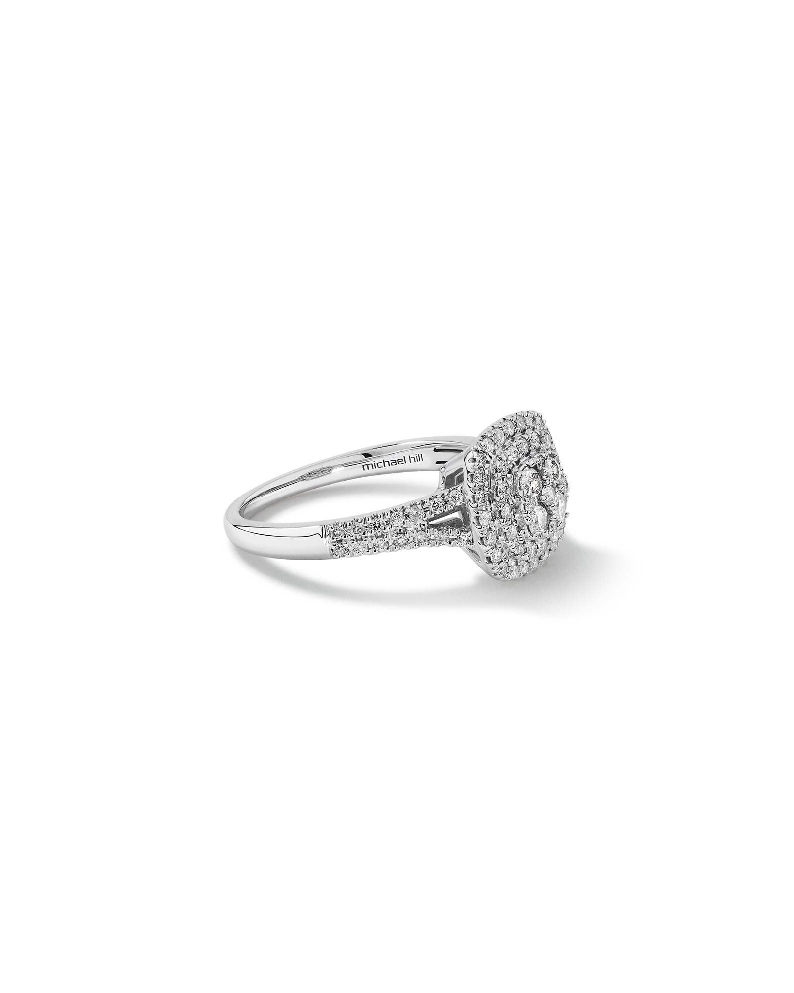 Bague halo de diamants taille coussin de 0,65 carat en or blanc 10 kt