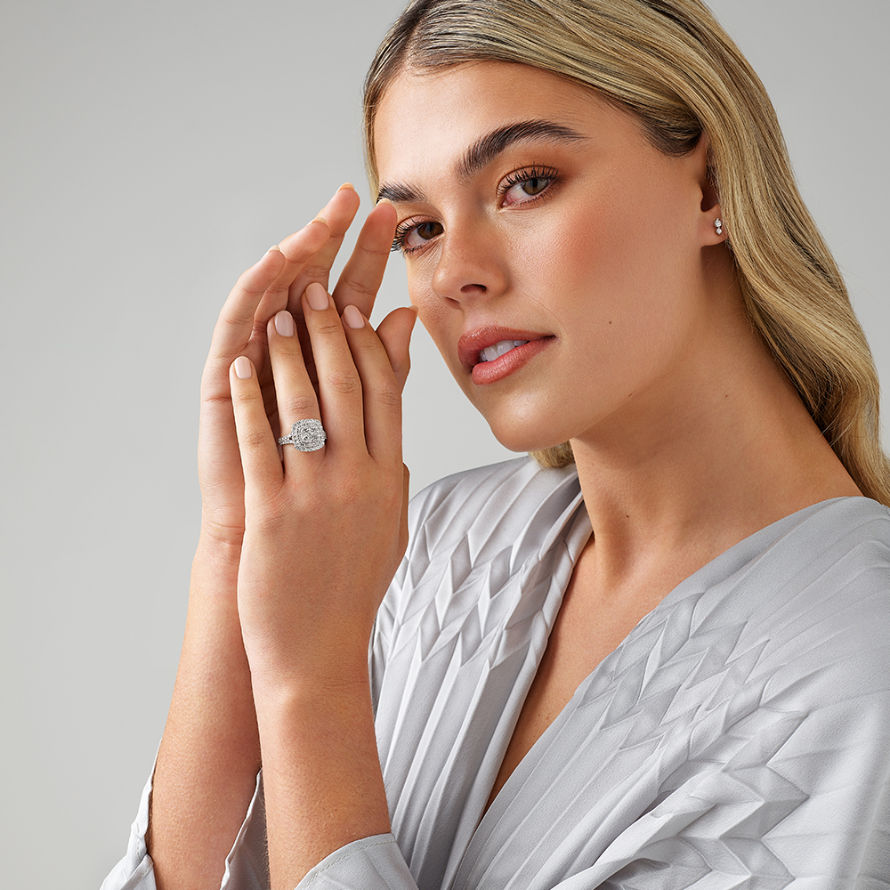 Bague halo de diamants taille coussin de 1,30 carat en or blanc 10 kt