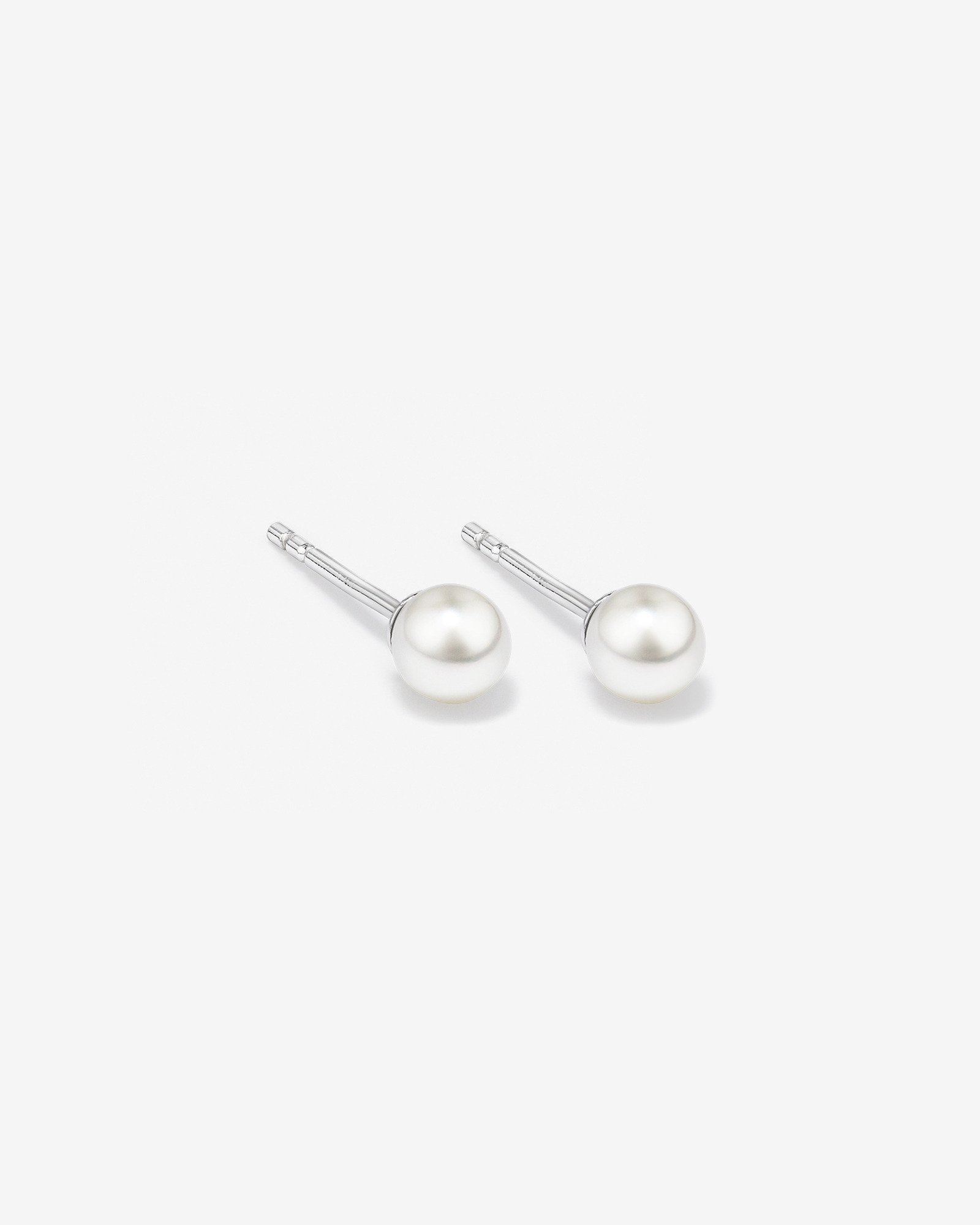 Boutons d'oreilles en argent avec perles d'eau douce de culture