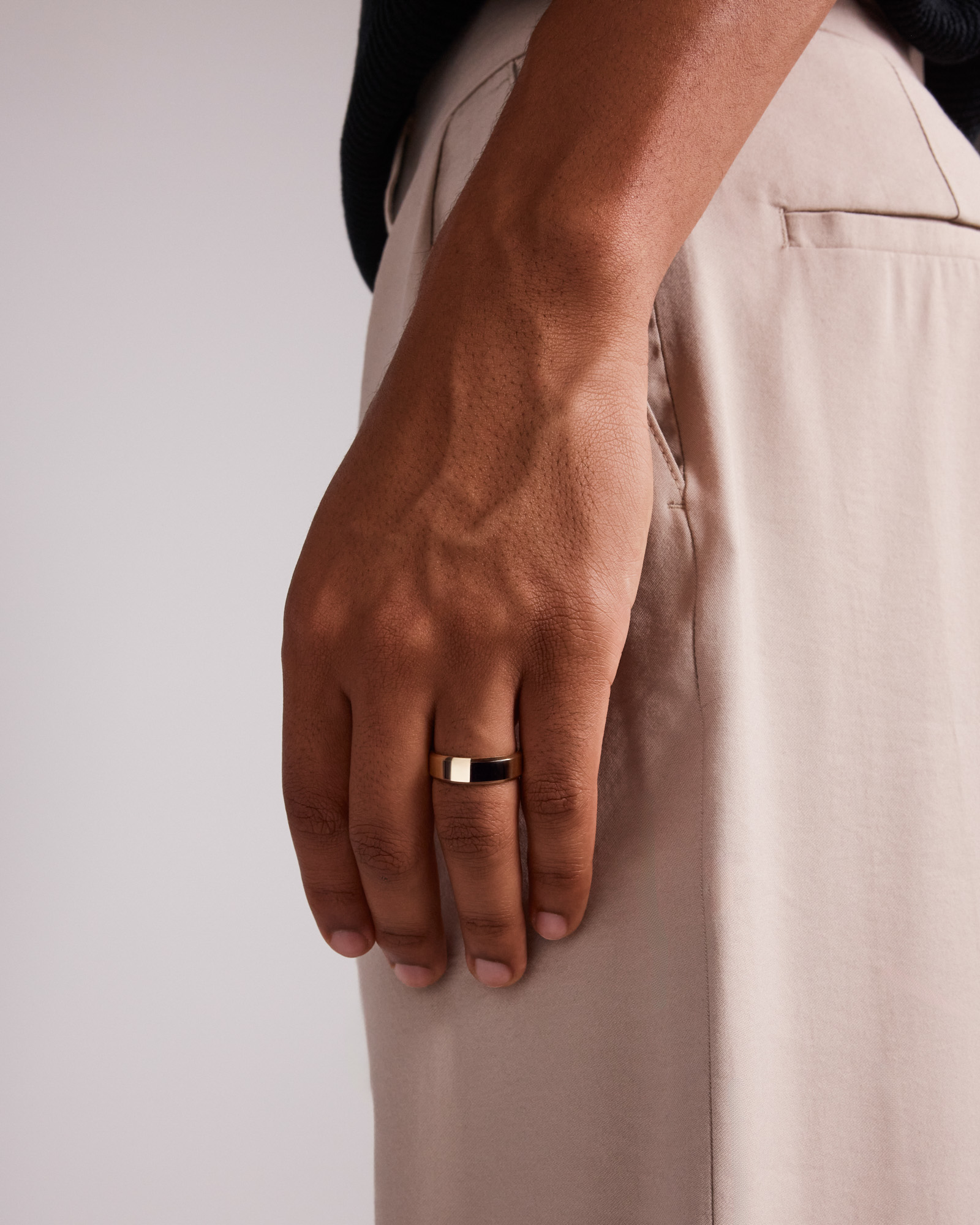 Alliance plate biseautée en or jaune 10 K de 7 mm