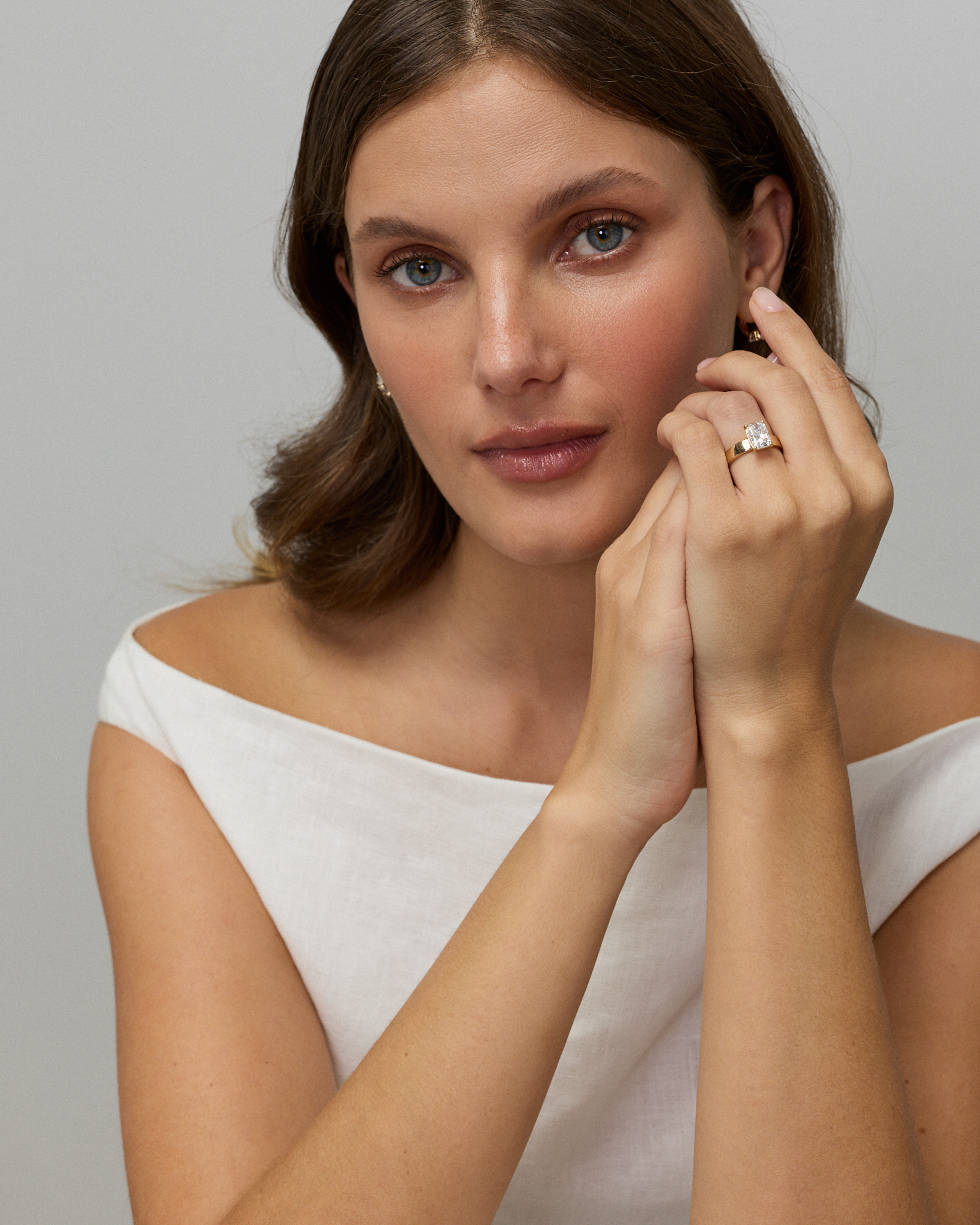 Bague solitaire en or jaune 14 carats sertie d'un diamant de laboratoire taille coussin allongé 2,00
