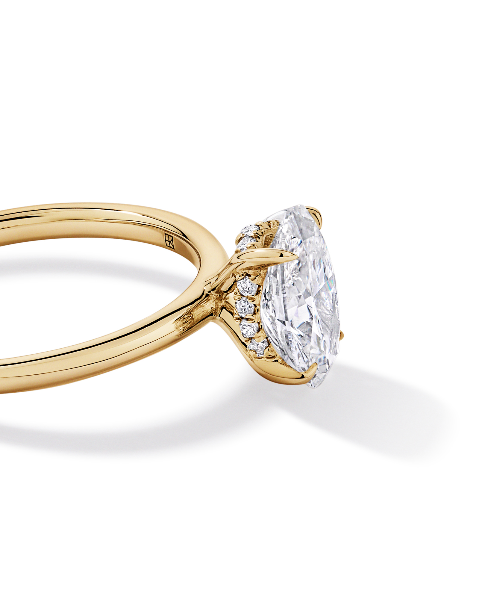 Bague solitaire en or jaune 14 carats sertie d'un diamant ovale de synthèse 1,57 carat