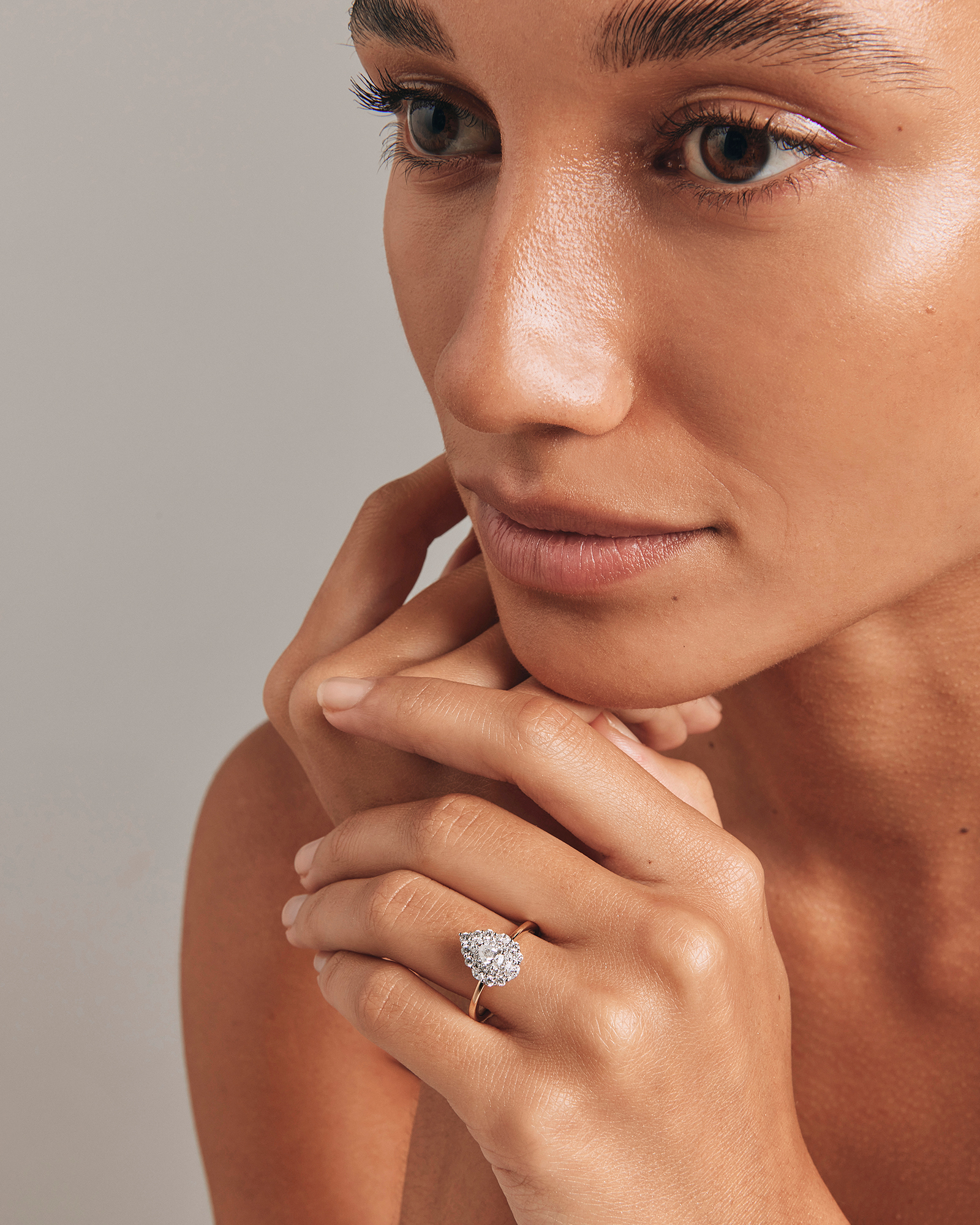 Bague de fiançailles halo en or jaune et blanc 14 carats avec diamant taille poire, marquise et brillant rond d'un poids total de 0,67 carat.