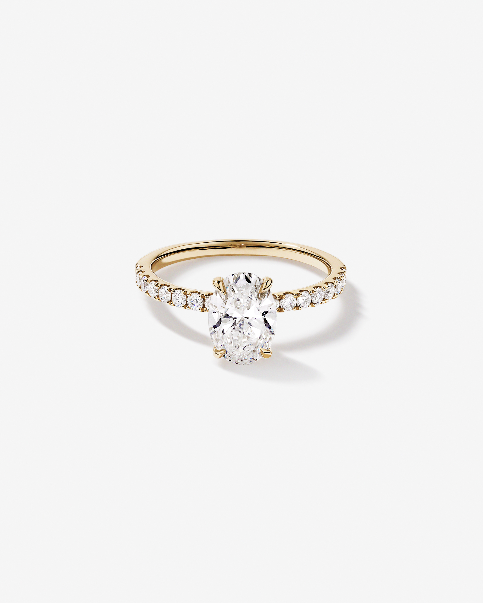 Bague de fiançailles 1,81 carat TW ovale cultivée en laboratoire avec accent latéral diamant or jaune 14 carats