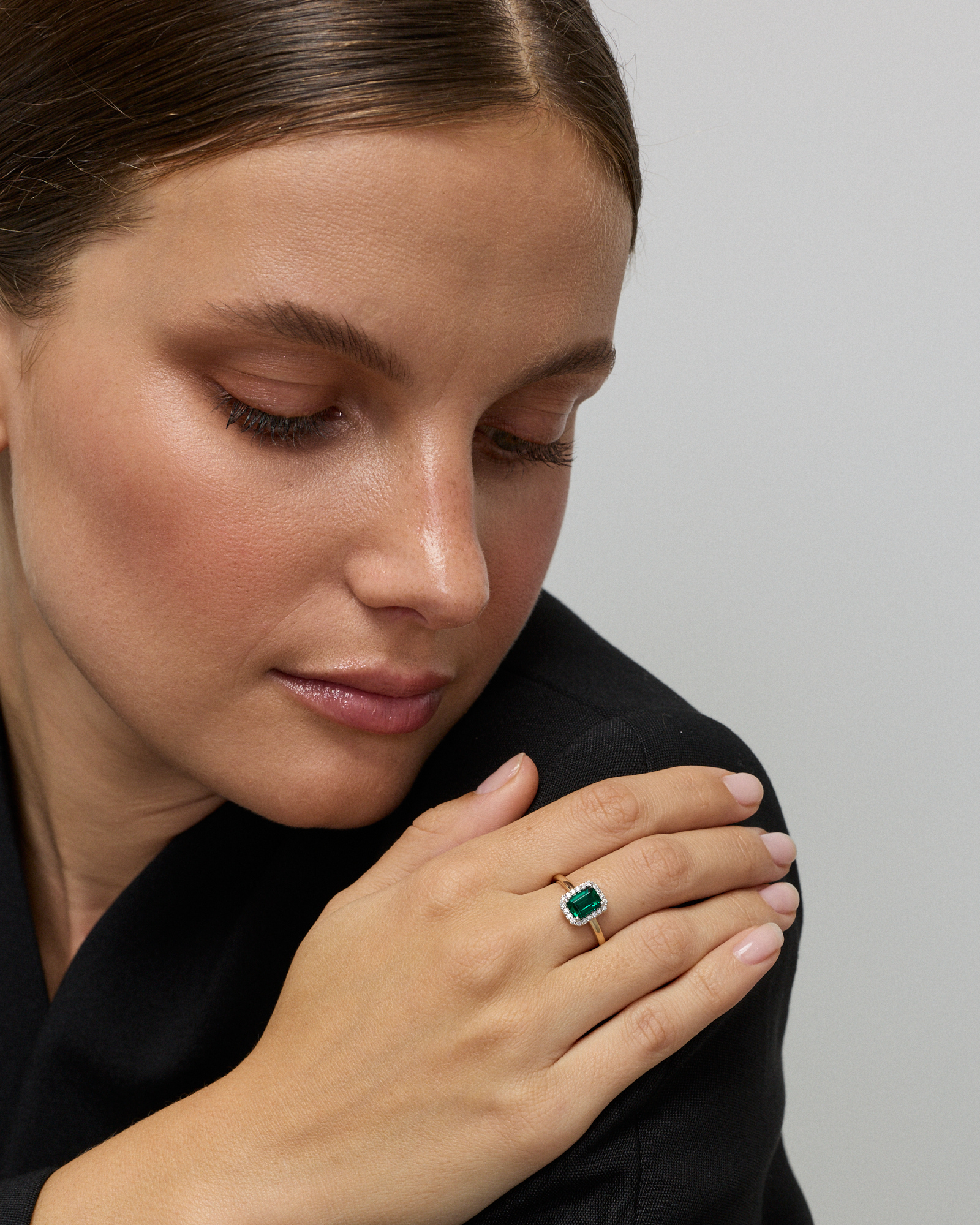 Création de la bague halo en diamant émeraude & 0.10TW cultivée laboratoire or jaune 10 carats et Rhodium