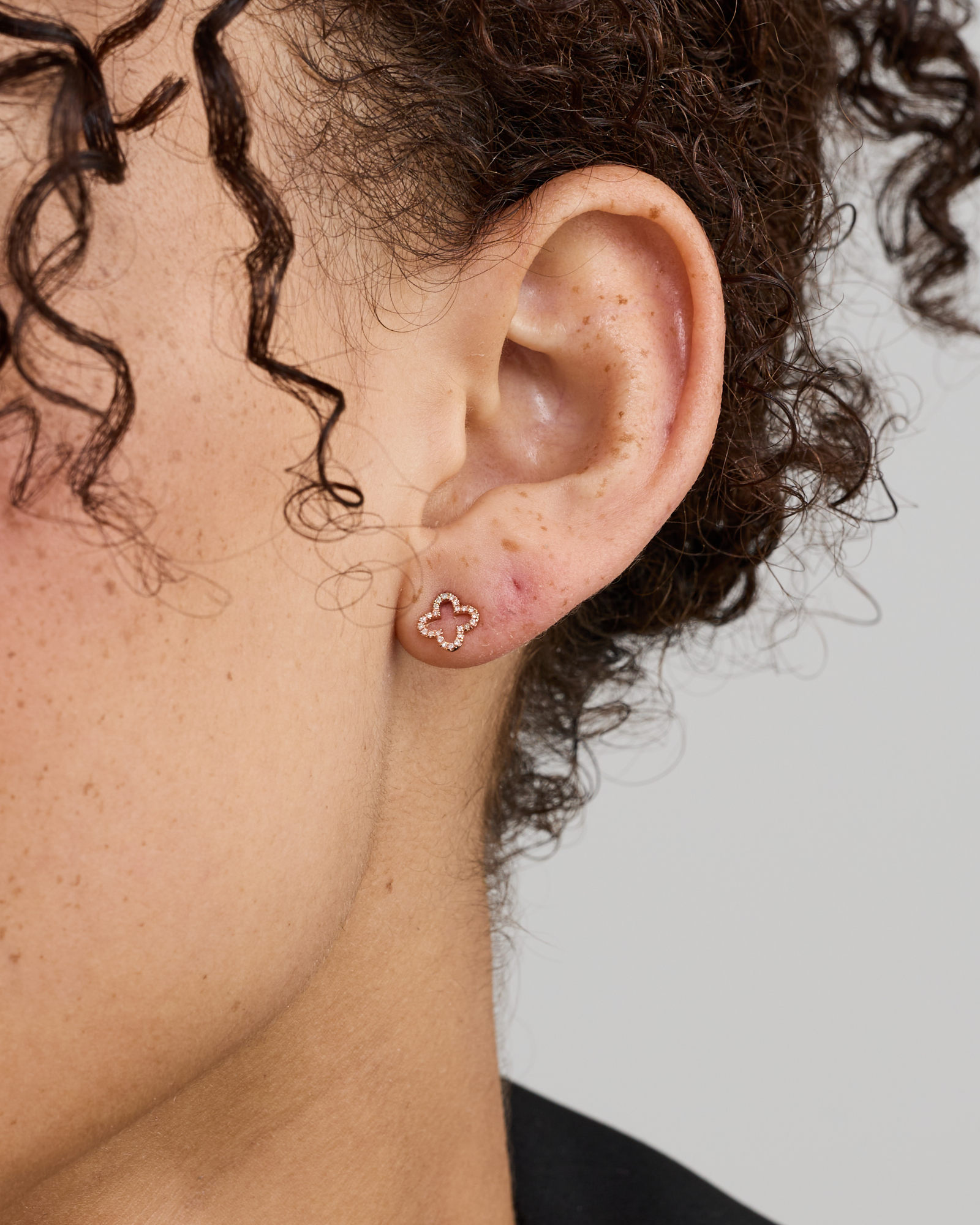 Boutons d'oreilles en or rose 10 K avec trèfle à 4 feuilles et diamants