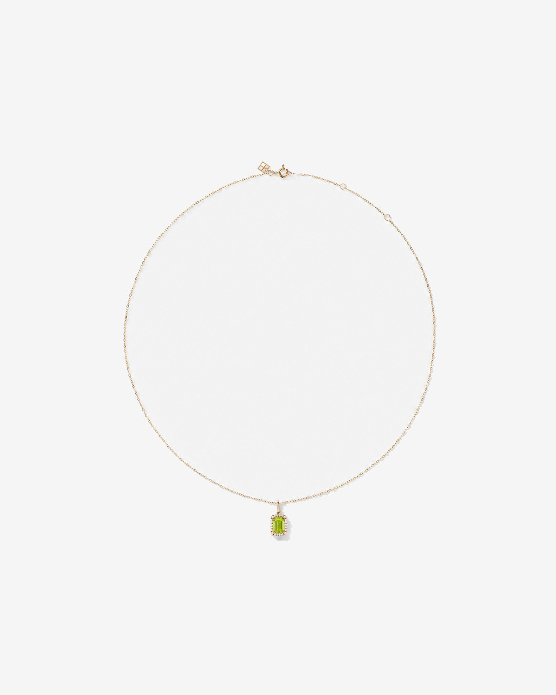 Pendentif halo Péridot taille émeraude avec diamants et chaîne en or jaune 10 ct