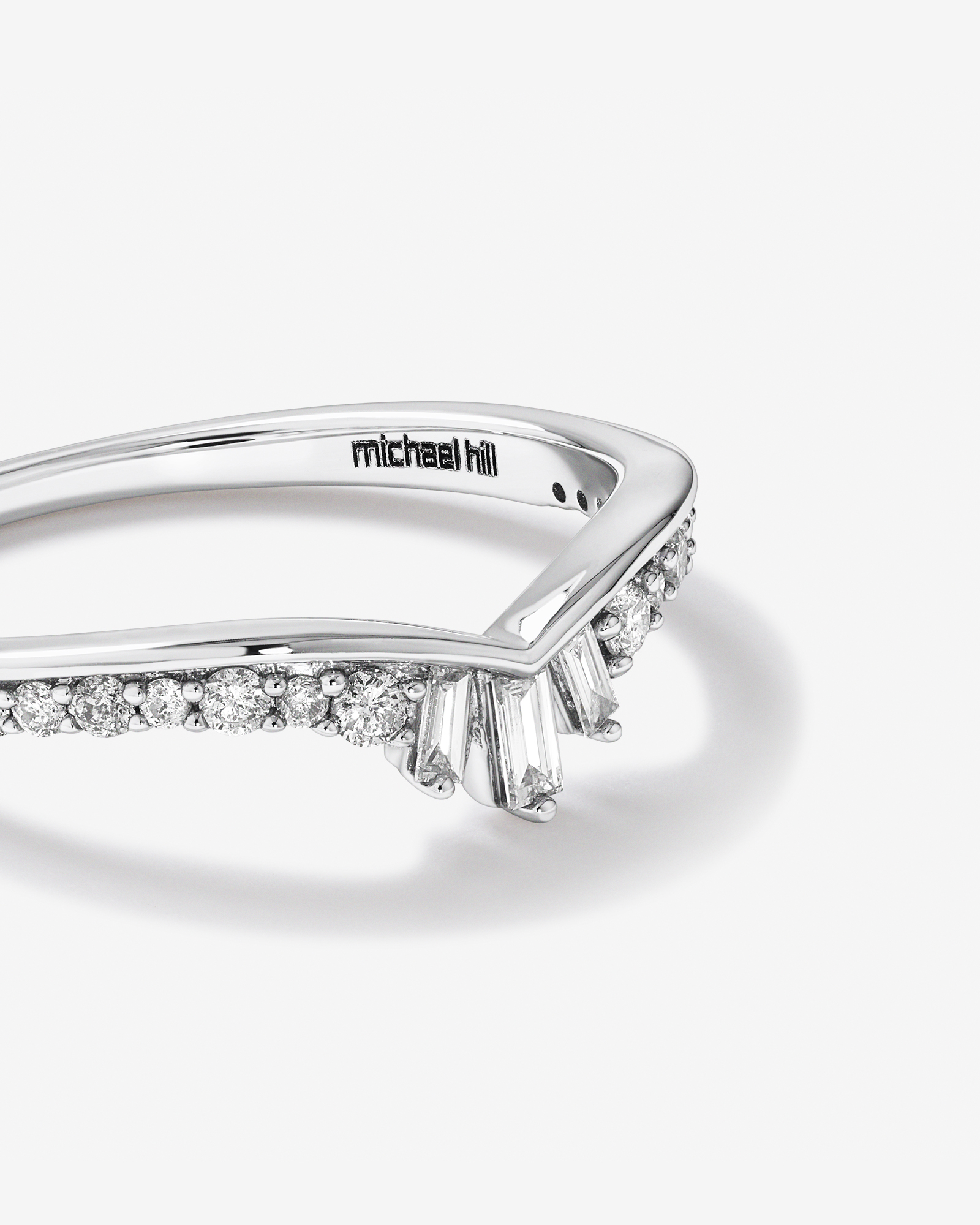 Alliance à chevrons en or blanc 14 K avec diamants totalisant 0,25 ct