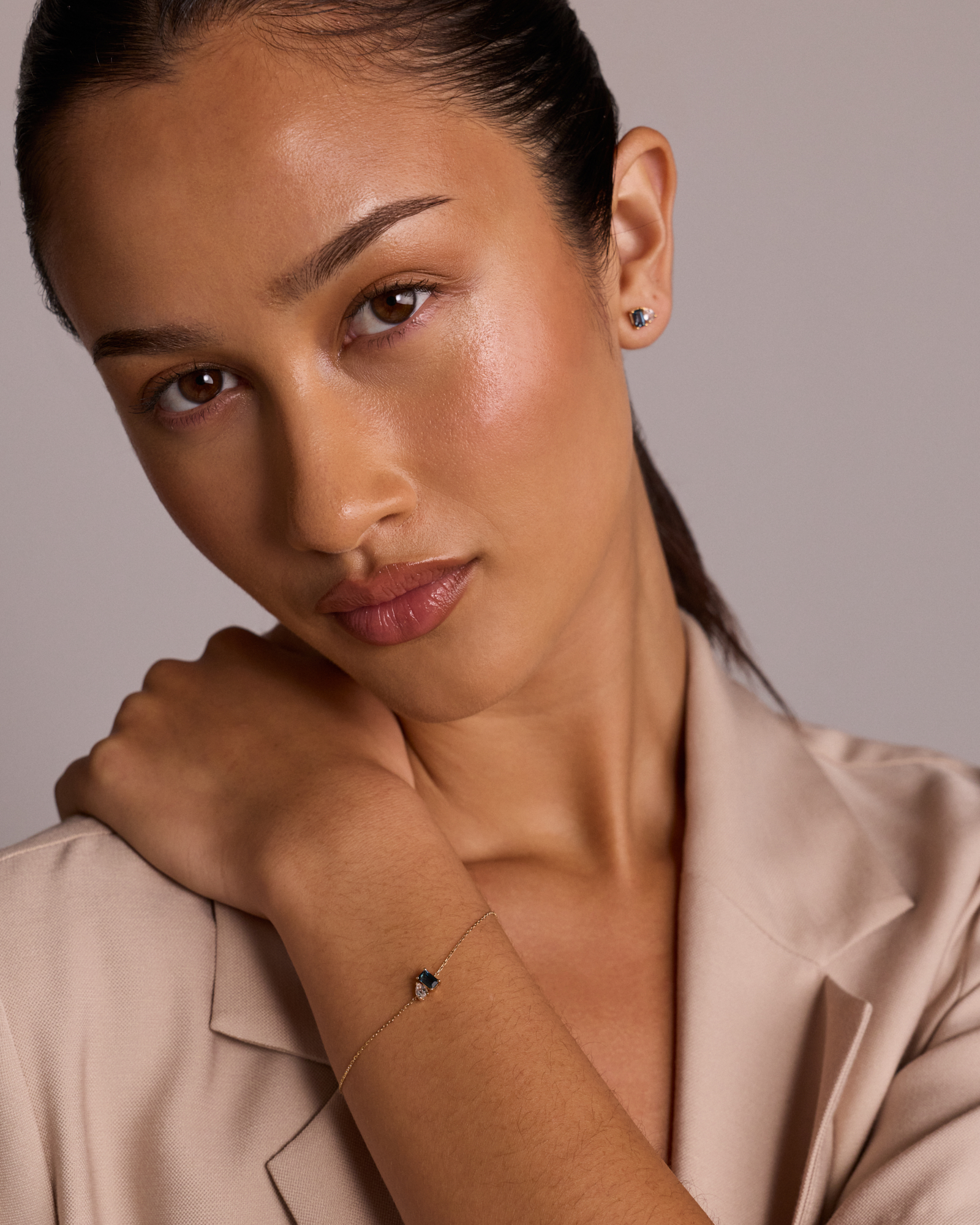 Boucles d’oreilles avec saphir blanc taille poire et topaze bleu de Londres taille émeraude en or jaune 10 carats