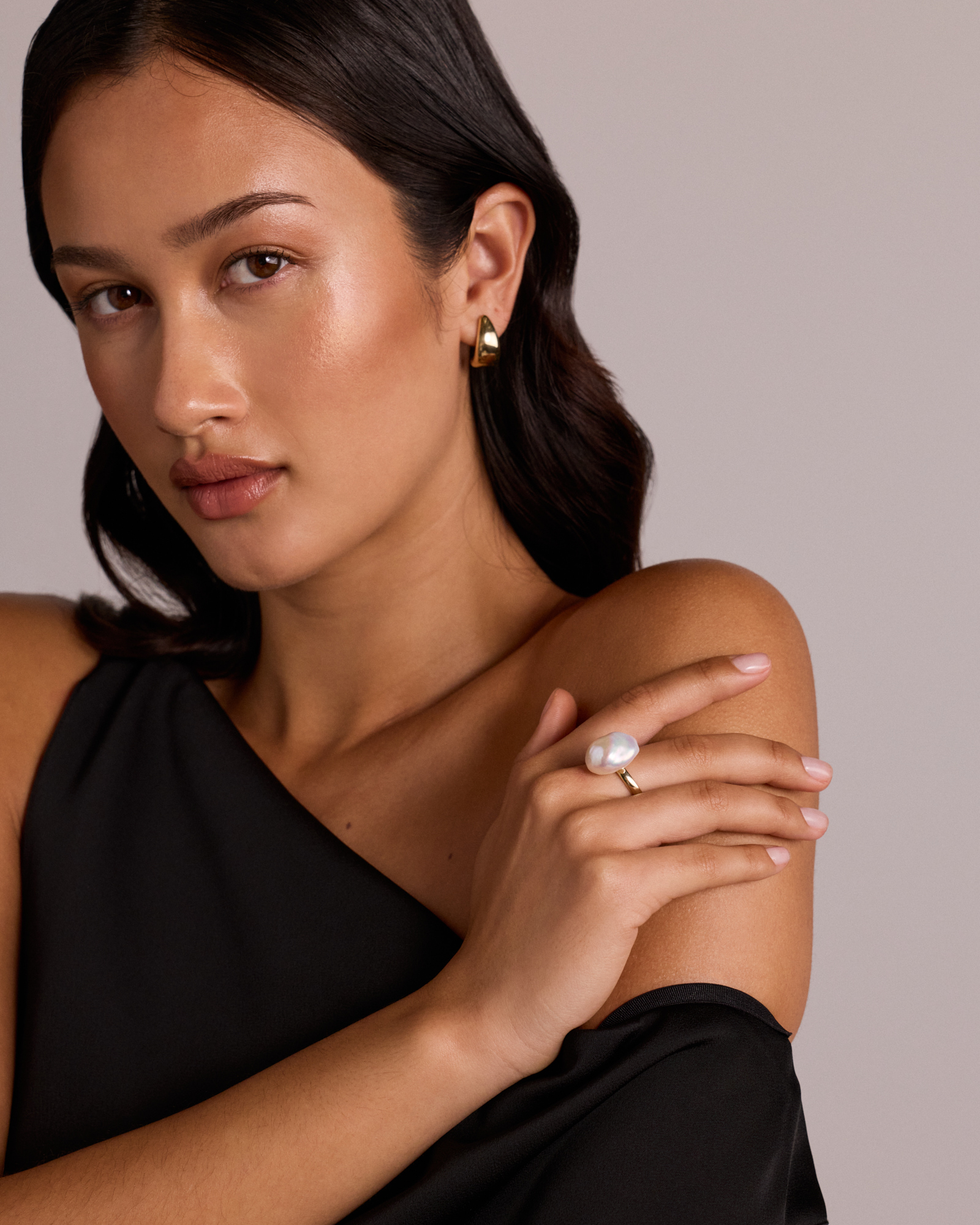 Bague avec perle baroque d’eau douce cultivée en or jaune 10 carats