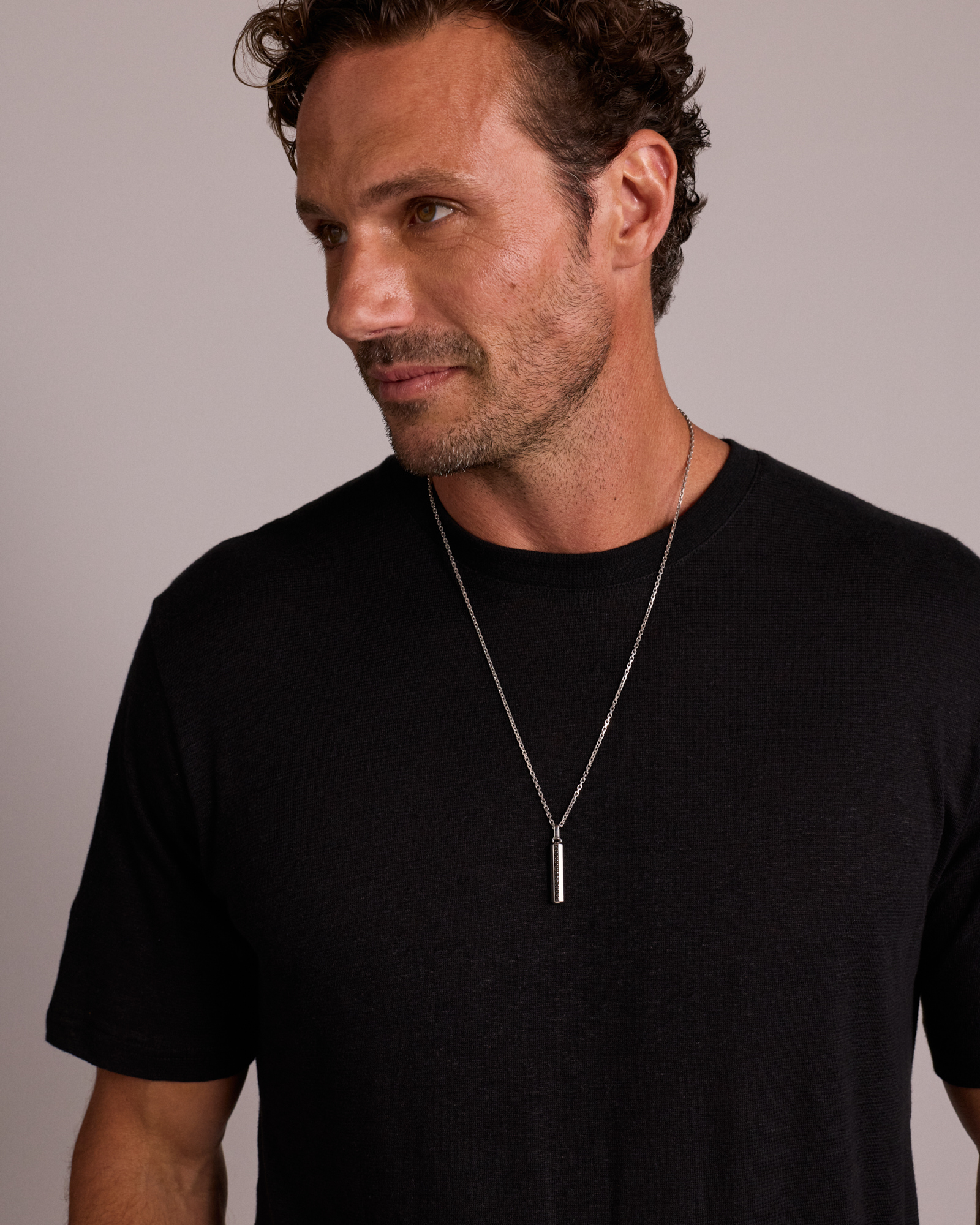 Pendentif pour hommes en pavé de diamants noirs sur chaîne en argent sterling