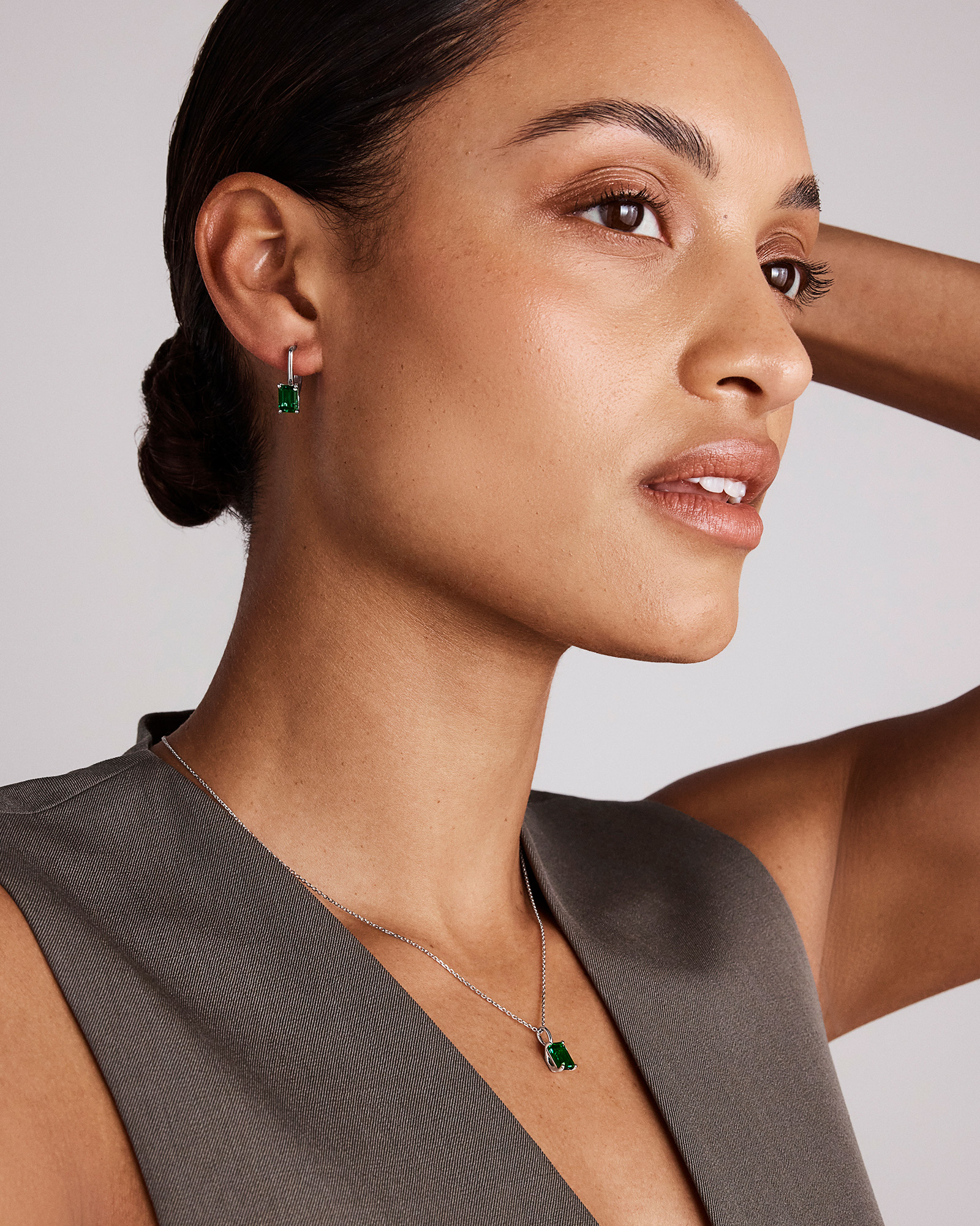 Ensemble pendentif et boucles d'oreilles pendantes en émeraude créée taille émeraude en argent sterling