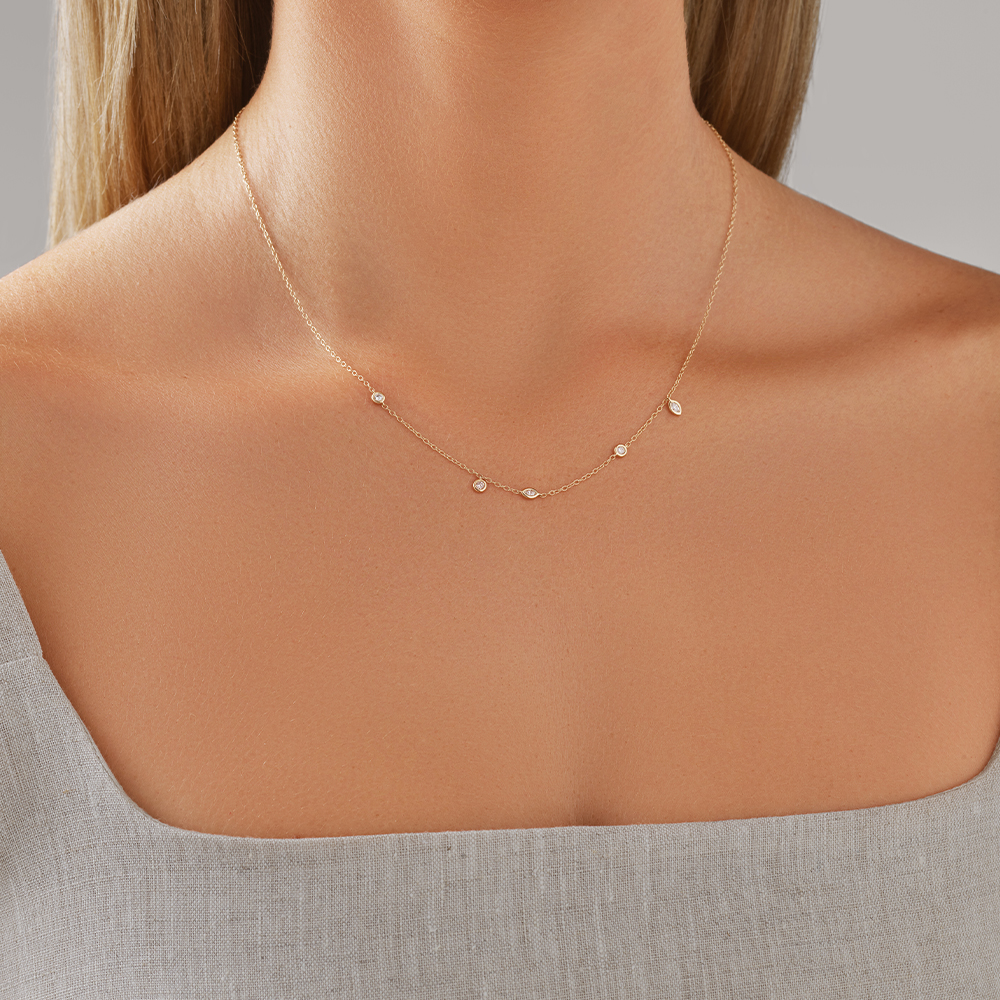 Collier en or jaune 10 K avec diamants isolés totalisant 0,15 ct