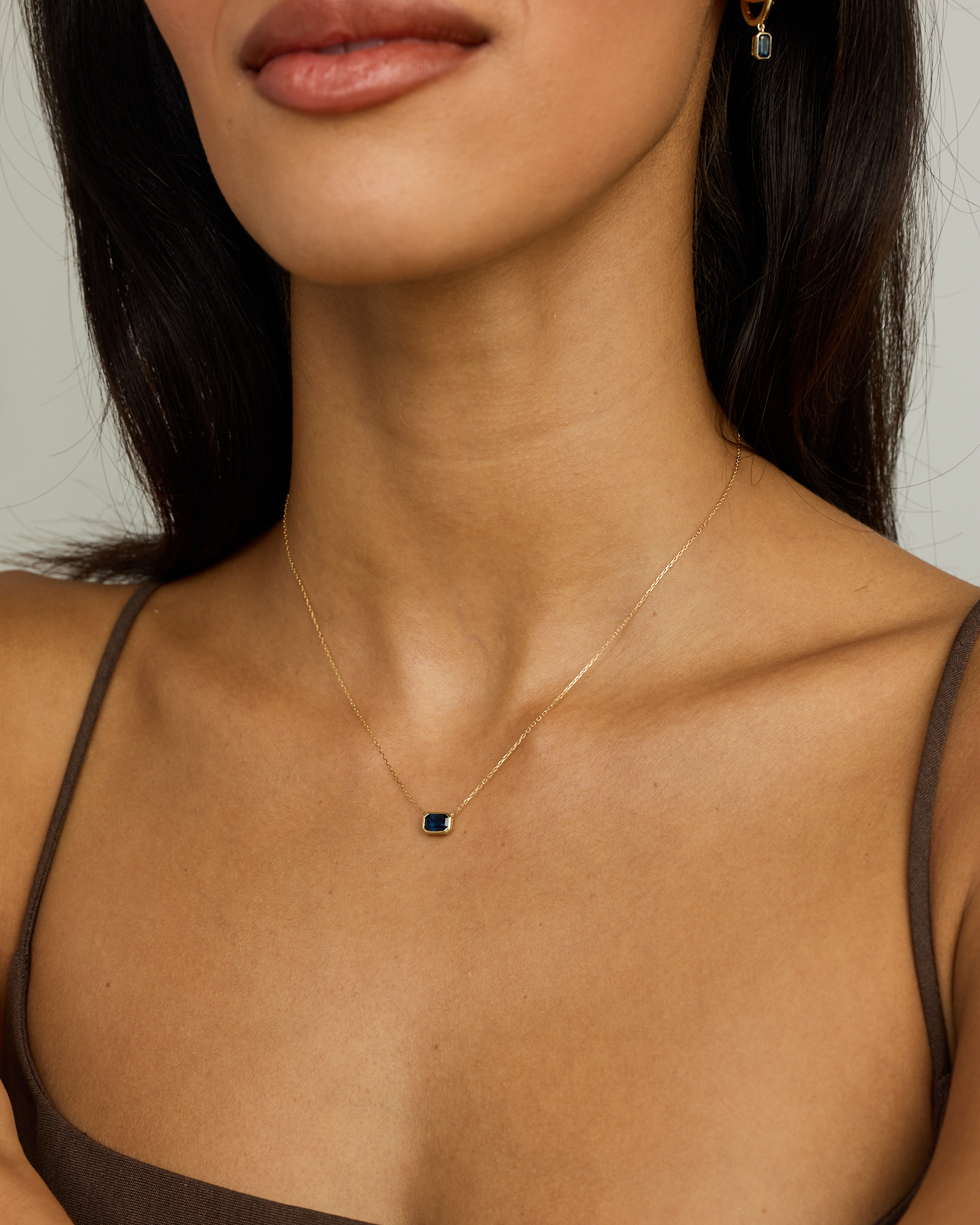 Collier serti de lunette taille émeraude en saphir australien en or jaune 10 carats